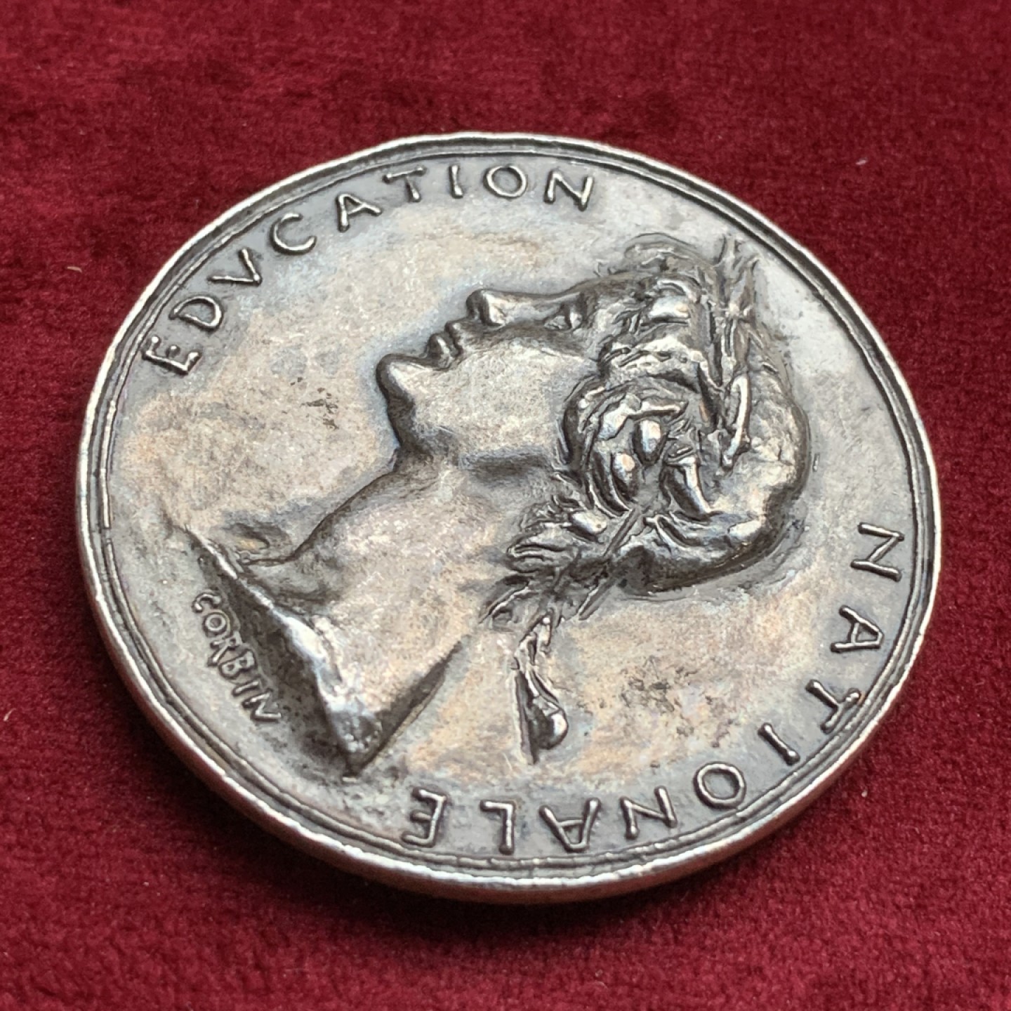 《竞宝斋》第73场-本周日，周一2场连拍（全场不限金额包邮） 法国1953年 国家教育奖章 银质 44.9克 