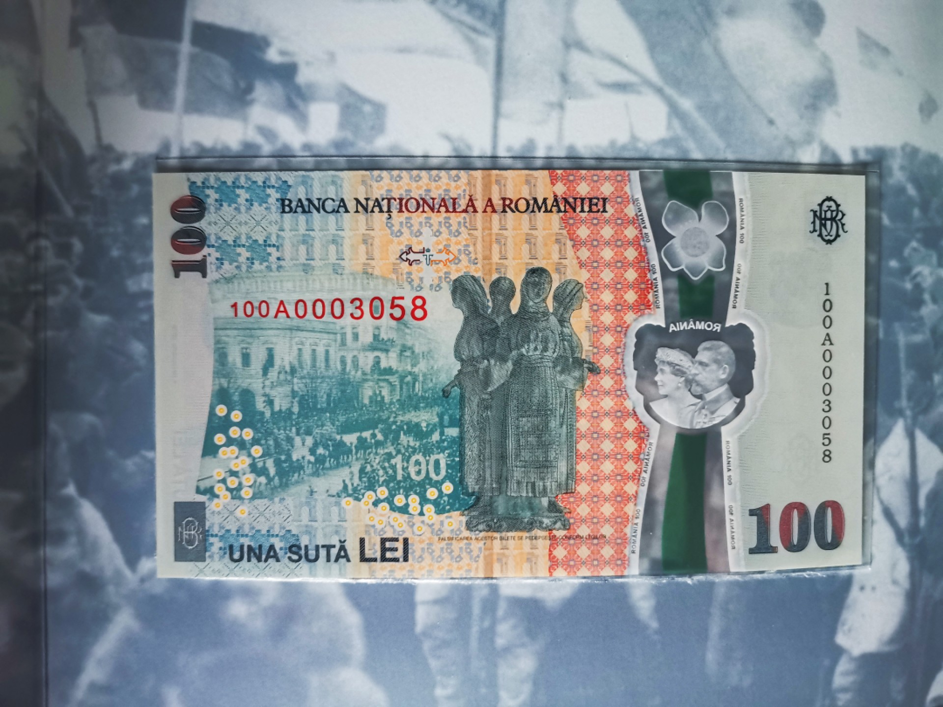 《张总收藏》64期——外币精品 罗马尼亚100列伊统一100年塑料纪念钞册装UNC首发冠千位小号无47尾8靓号 2018年 送评应该是67-68分