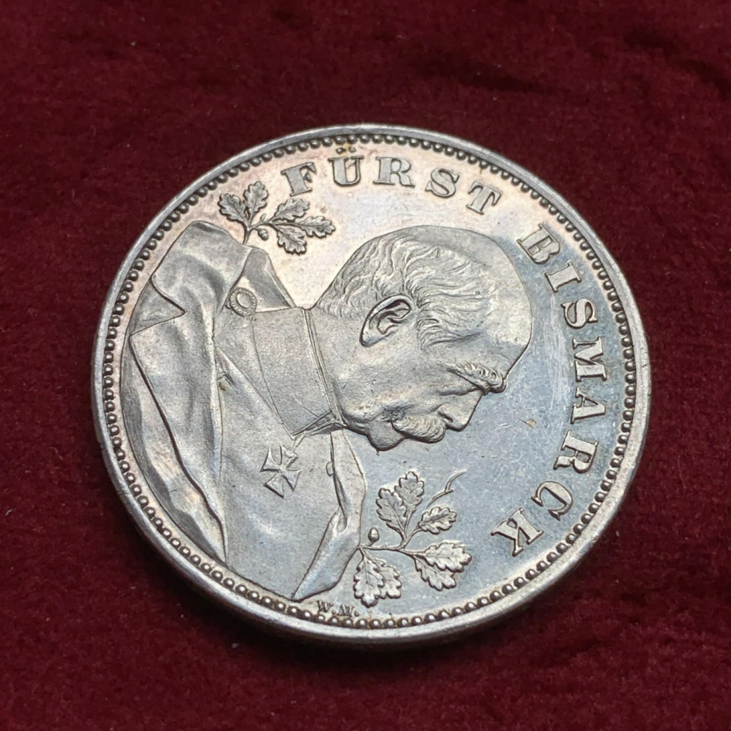 《竞宝斋》第73场-本周日，周一2场连拍（全场不限金额包邮） 1895俾斯麦80大寿银章  镜面精制   背面为俾斯麦家族徽章