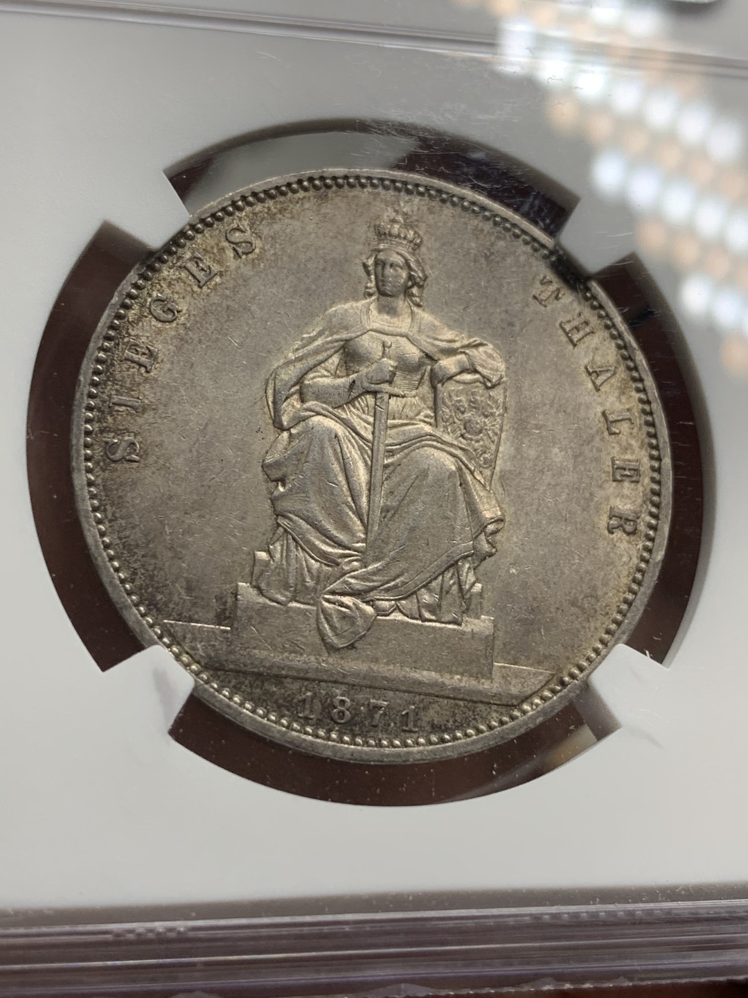 《竞宝斋》第73场-本周日，周一2场连拍（全场不限金额包邮） NGC-AU58，德国普鲁士威廉一世普法胜利1泰勒，黑彩车轮光，1871年A版。