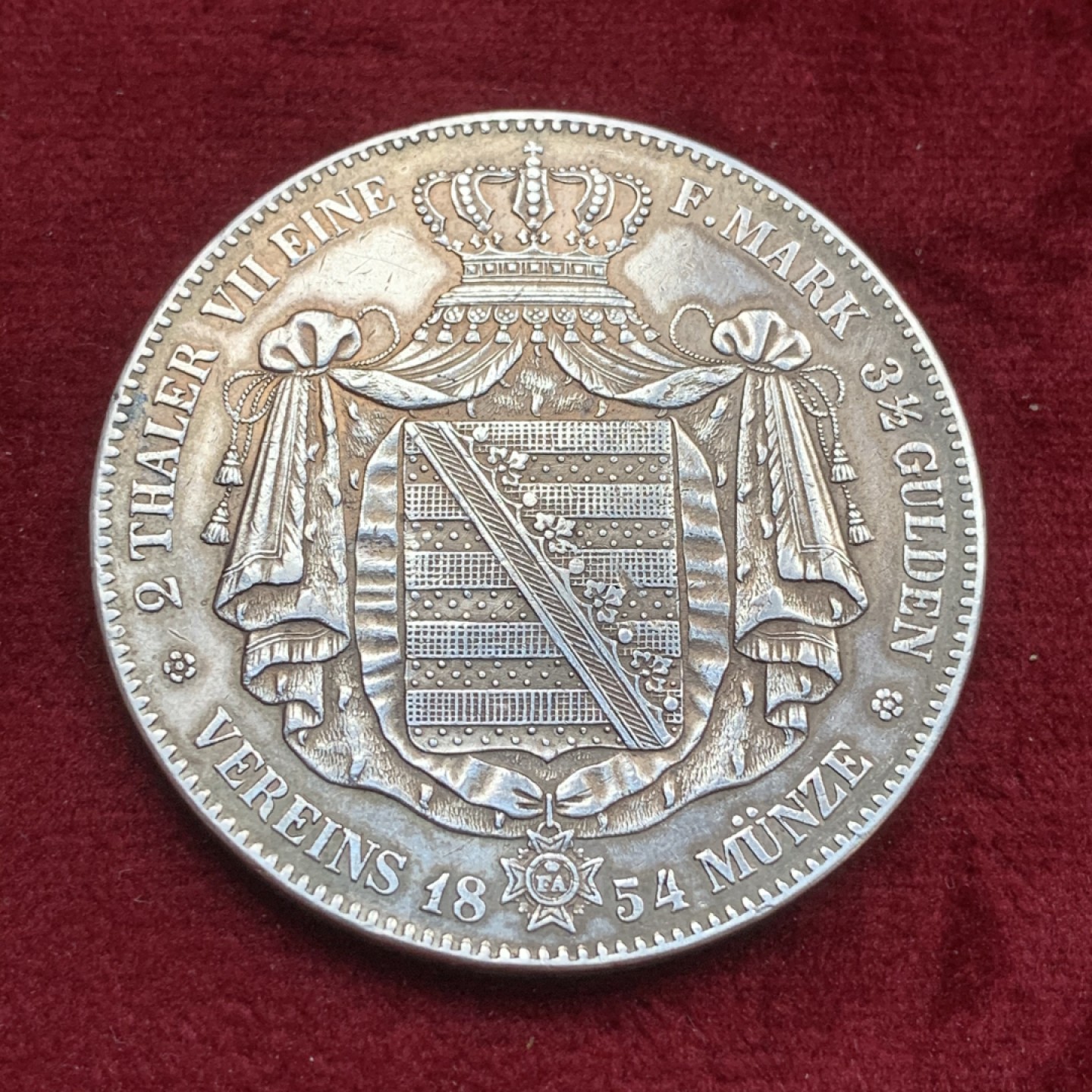 《竞宝斋》第73场-本周日，周一2场连拍（全场不限金额包邮） 好品 德国 萨克森1854年 2泰勒银币  盾徽特别 细节不错 包浆特别