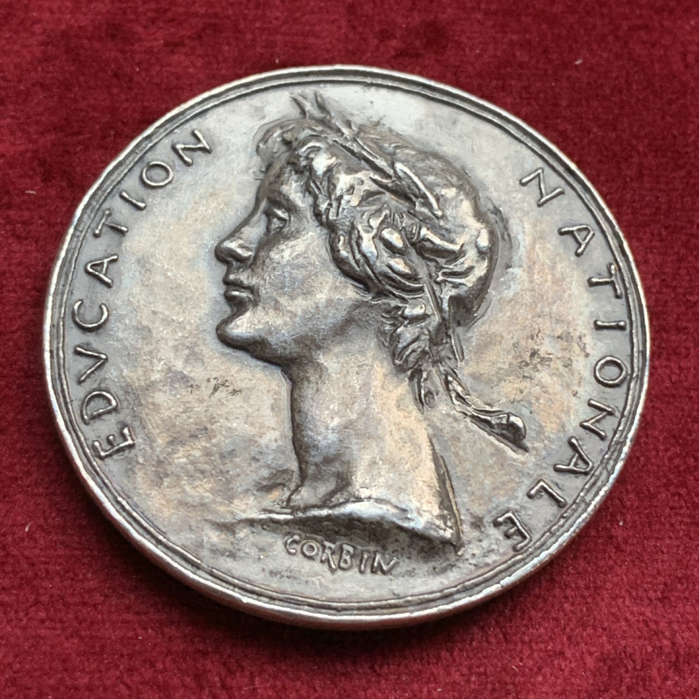 《竞宝斋》第73场-本周日，周一2场连拍（全场不限金额包邮） 法国1953年 国家教育奖章 银质 44.9克 