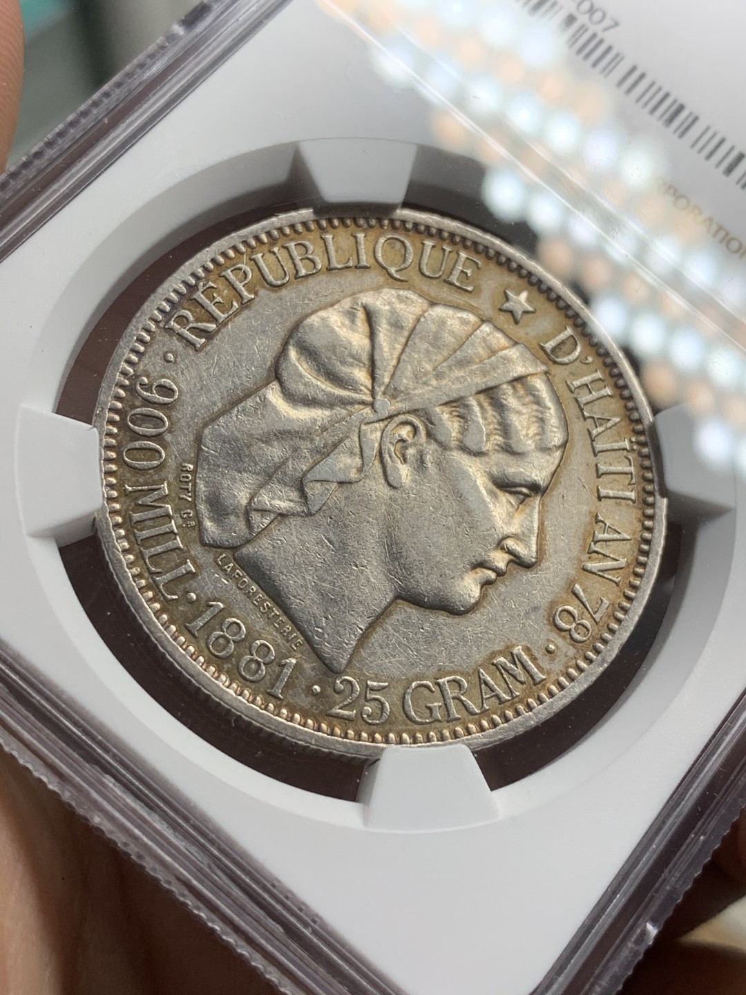 《竞宝斋》第73场-本周日，周一2场连拍（全场不限金额包邮） NGC-XFD 海地共和国 1881年 女神1元大银币 国内不多见