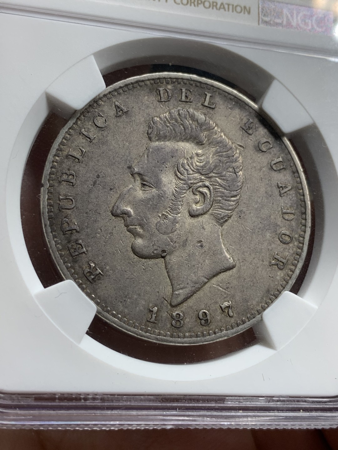 《竞宝斋》第73场-本周日，周一2场连拍（全场不限金额包邮） NGC-XFD 厄瓜多尔 1897年利马厂 1苏克雷大银币 原味包浆 国内不多见 25克 900银