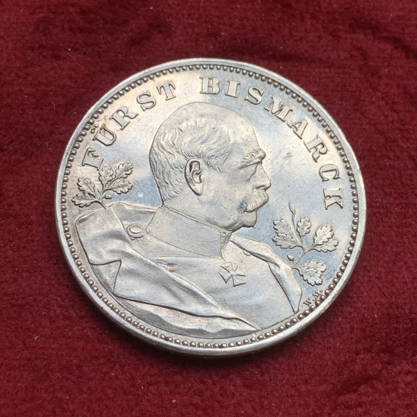 《竞宝斋》第73场-本周日，周一2场连拍（全场不限金额包邮） 1895俾斯麦80大寿银章  镜面精制   背面为俾斯麦家族徽章