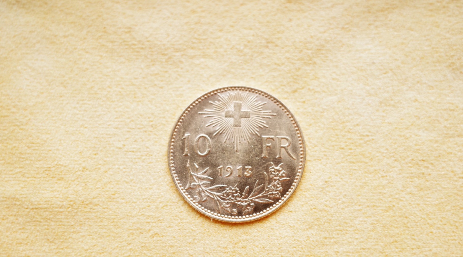 瑞士10法郎金币1913年雪山女神赫尔维蒂 硬币 钱币 欧洲钱币 helvetia  硬币 90%金，3.2克左右整个币状态不错，头像完整度高，照片直接拍没ps， 2200顺丰包 保证真品，非假不退
