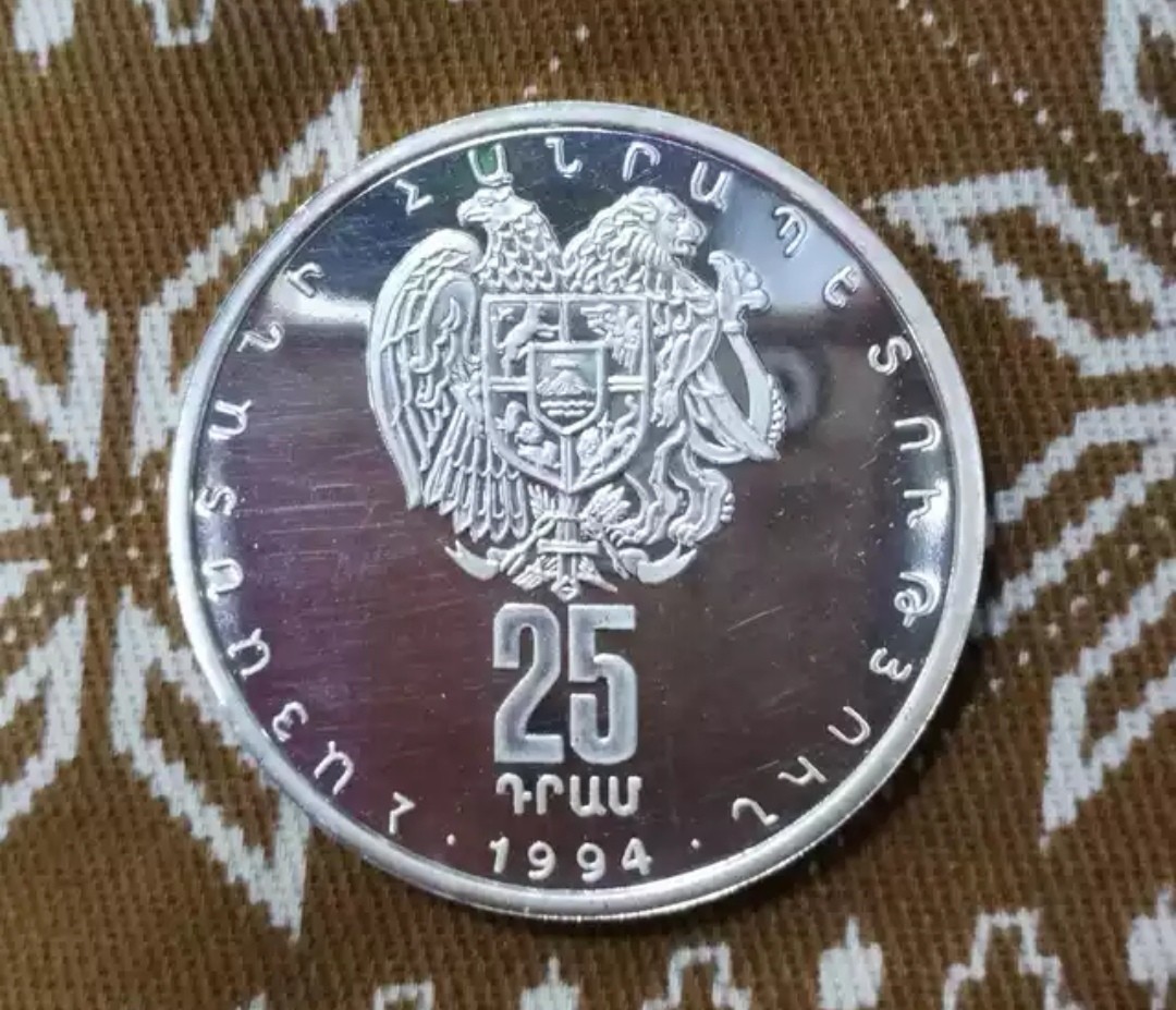 北京马甸外币专卖微拍第八十期，外国金银币专场，陆续上新，欢迎光临 1994年亚美尼亚迦尼神庙精制银币，重量：31.1克，成色999银，品相：有丝划痕。