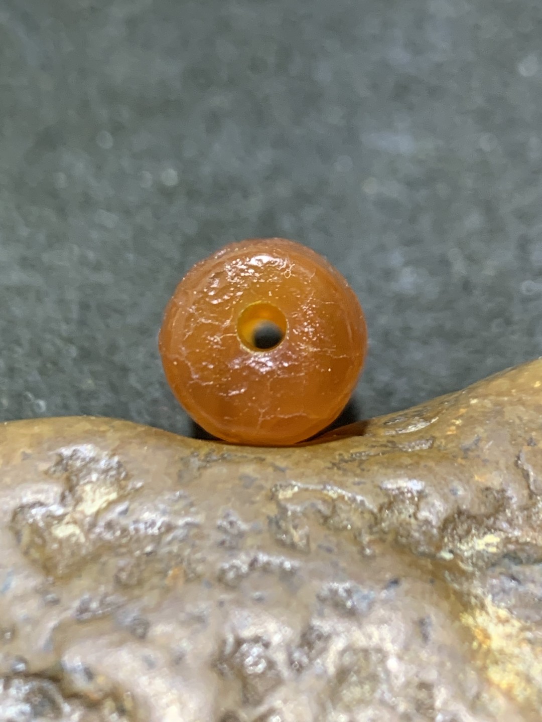 精美高玉化仿古风化纹玛瑙晶洞桶珠一颗 