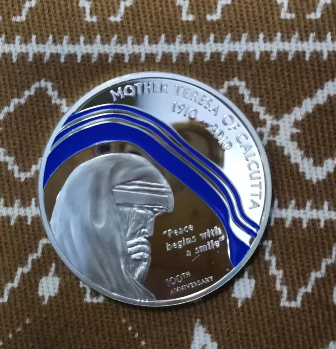 北京马甸外币专卖微拍第八十期，外国金银币专场，陆续上新，欢迎光临 2010年帕劳发行特蕾莎修女诞辰百年纪念彩色精制银币，重量：15.5克，成色：925银，直径：35mm。