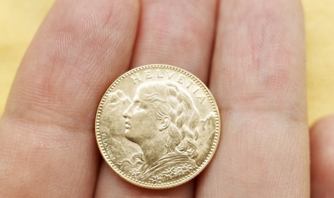 瑞士10法郎金币1913年雪山女神赫尔维蒂 硬币 钱币 欧洲钱币 helvetia  硬币 90%金，3.2克左右整个币状态不错，头像完整度高，照片直接拍没ps， 2200顺丰包 保证真品，非假不退