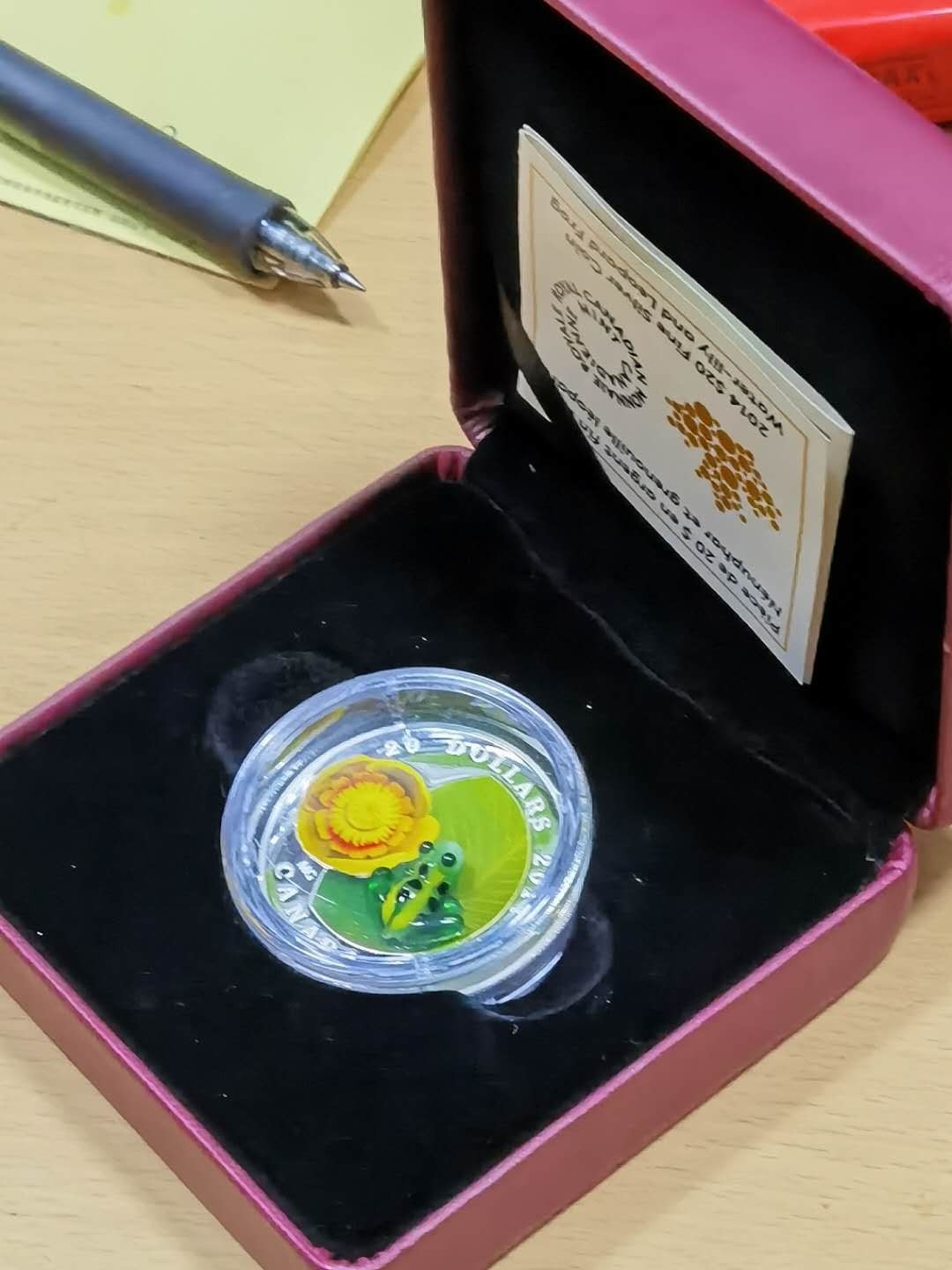 北京马甸外币专卖微拍第八十期，外国金银币专场，陆续上新，欢迎光临 2014年加拿大琉璃青蛙彩色银币，重1盎司，成色：9999，品相如图 