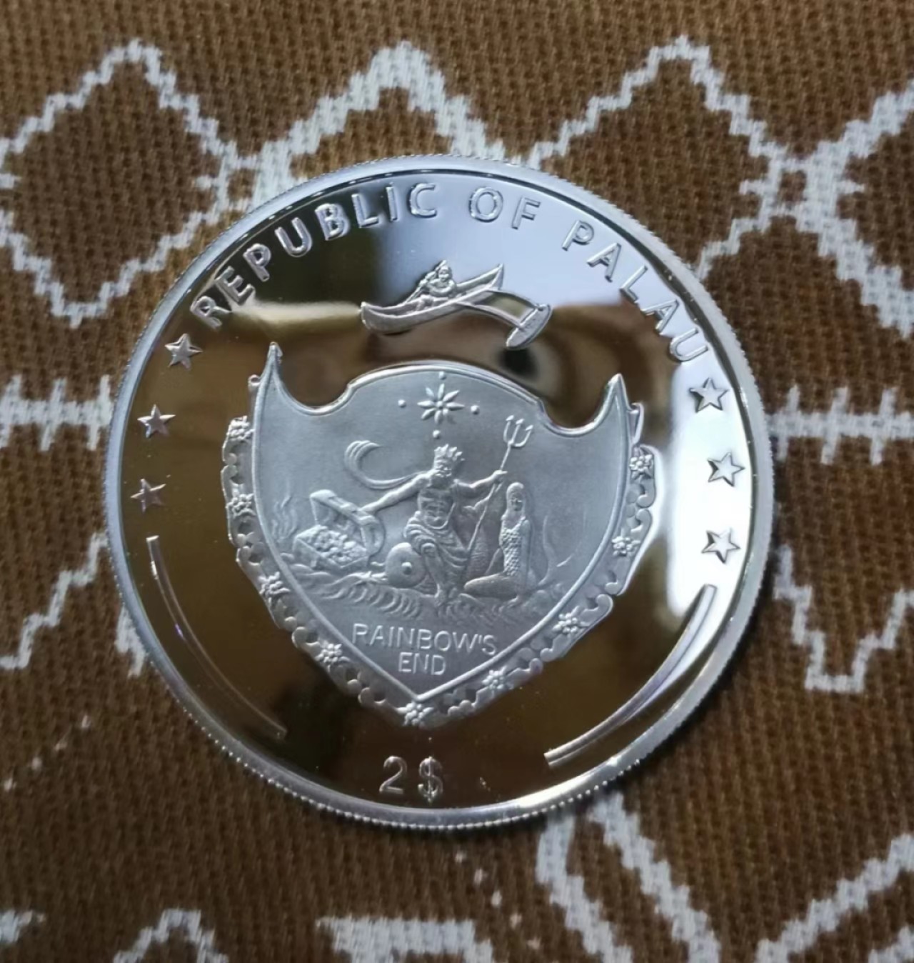 北京马甸外币专卖微拍第八十期，外国金银币专场，陆续上新，欢迎光临 2010年帕劳发行特蕾莎修女诞辰百年纪念彩色精制银币，重量：15.5克，成色：925银，直径：35mm。