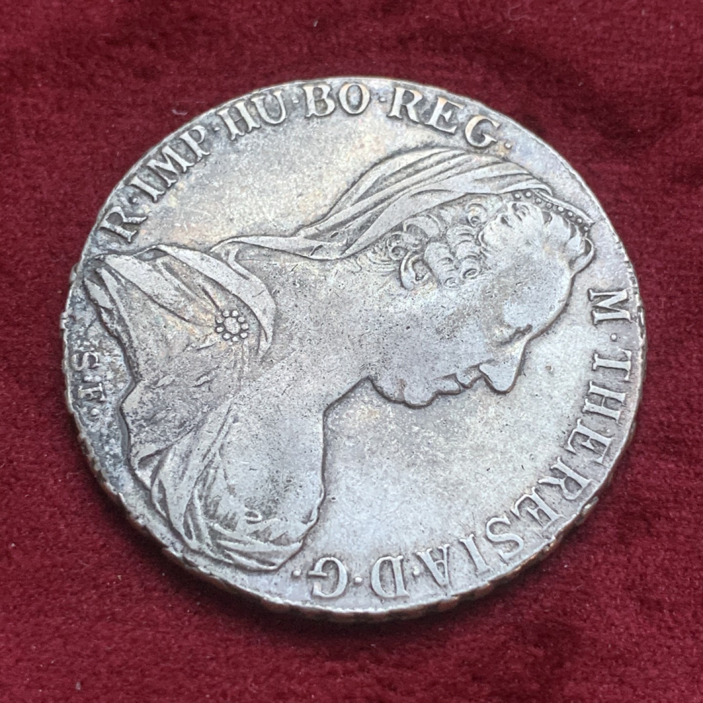 《竞宝斋》第74场-套币裸币专场 本周日，周一，周四.3场连拍（全场不限金额包邮） 双须版  奥地利 1780年 大奶妈银币  原味包浆 边铭厚实 保存的很好 大约二战时期后铸