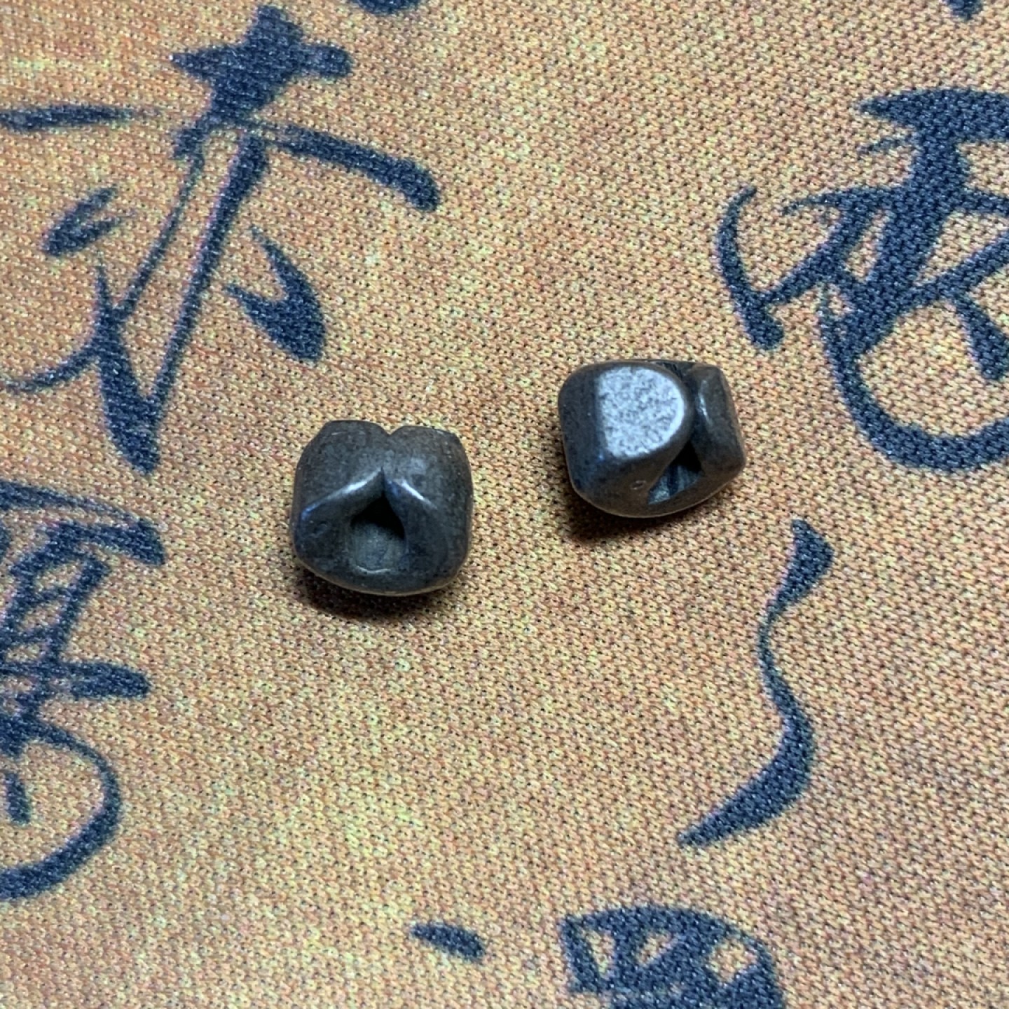 《竞宝斋》第74场-套币裸币专场 本周日，周一，周四.3场连拍（全场不限金额包邮） 2枚一组 泰国 暹罗时期 屁股银 2枚 单枚重量1.42克   少见品种