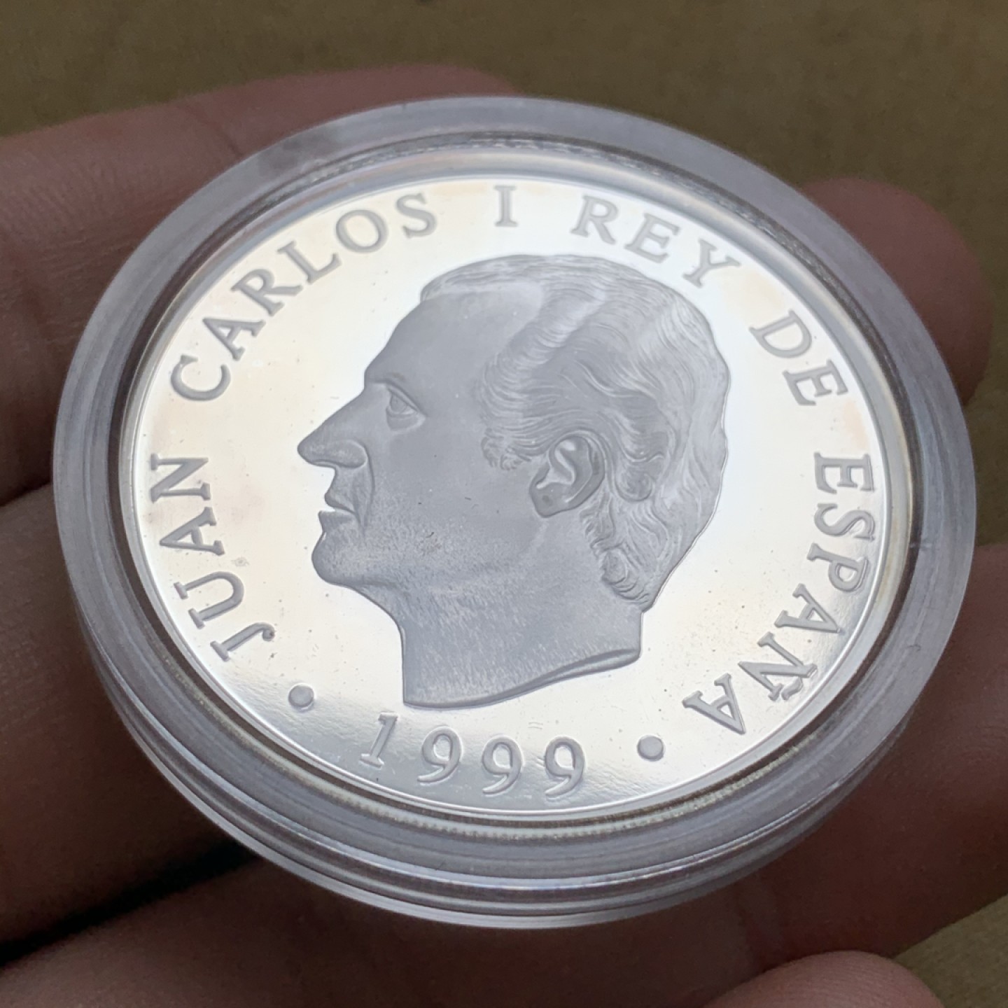 《竞宝斋》第74场-套币裸币专场 本周日，周一，周四.3场连拍（全场不限金额包邮） 原盒证书 西班牙1999年巴塞罗那市政府成立 750 周年 2000比塞塔精制大银币