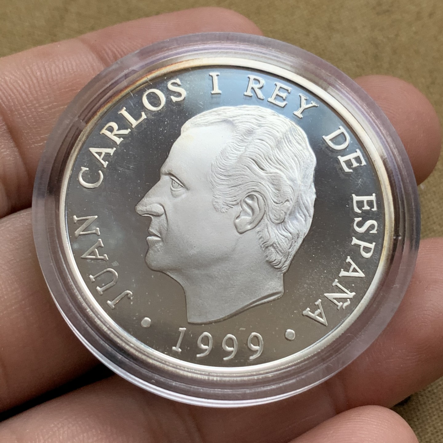 《竞宝斋》第74场-套币裸币专场 本周日，周一，周四.3场连拍（全场不限金额包邮） 原盒证书 西班牙1999年巴塞罗那市政府成立 750 周年 2000比塞塔精制大银币