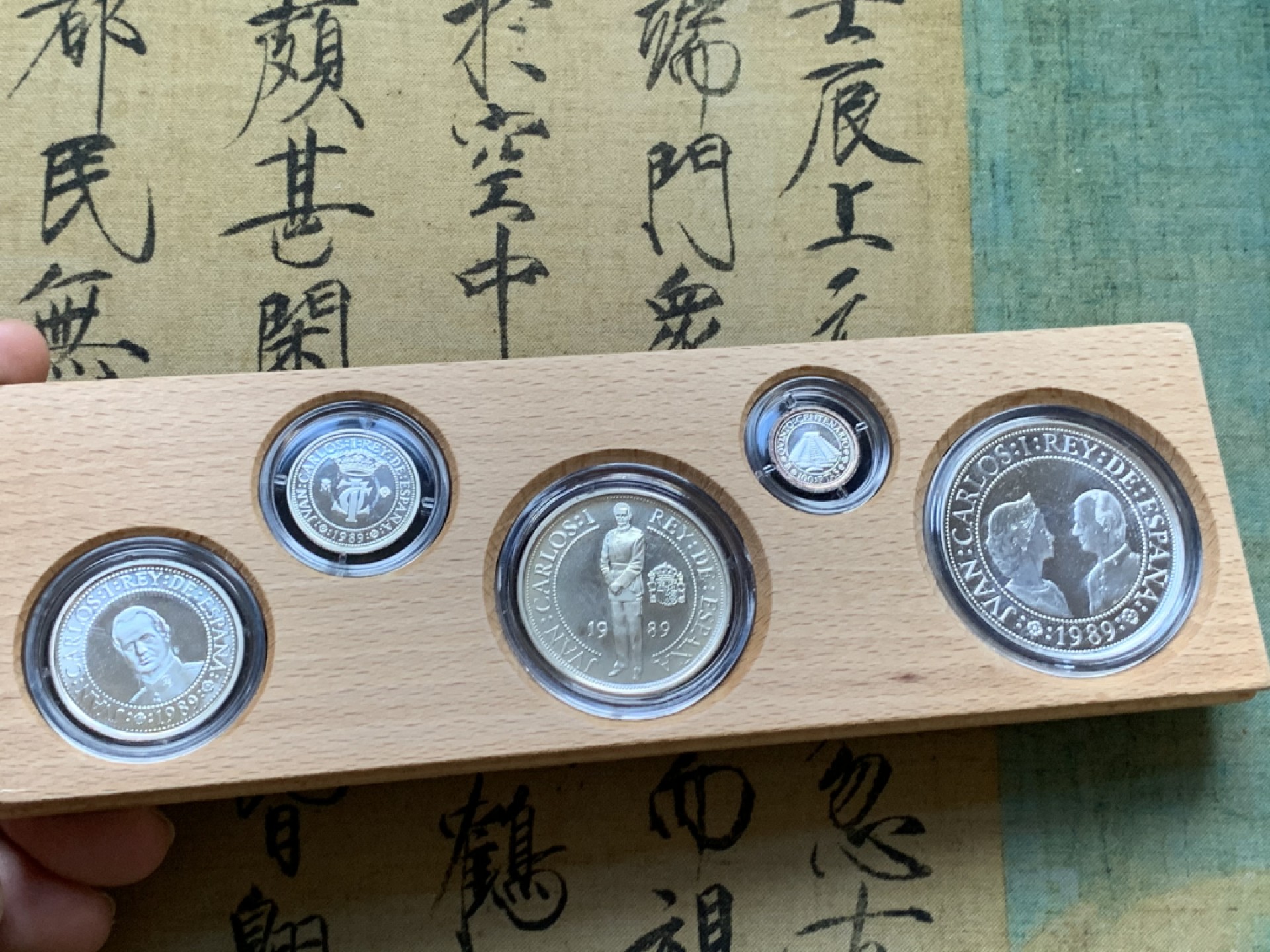 《竞宝斋》第74场-套币裸币专场 本周日，周一，周四.3场连拍（全场不限金额包邮） 原盒证书 西班牙 1989年 五百周年纪念 五枚套 银币 非常漂亮 总计50多克银币