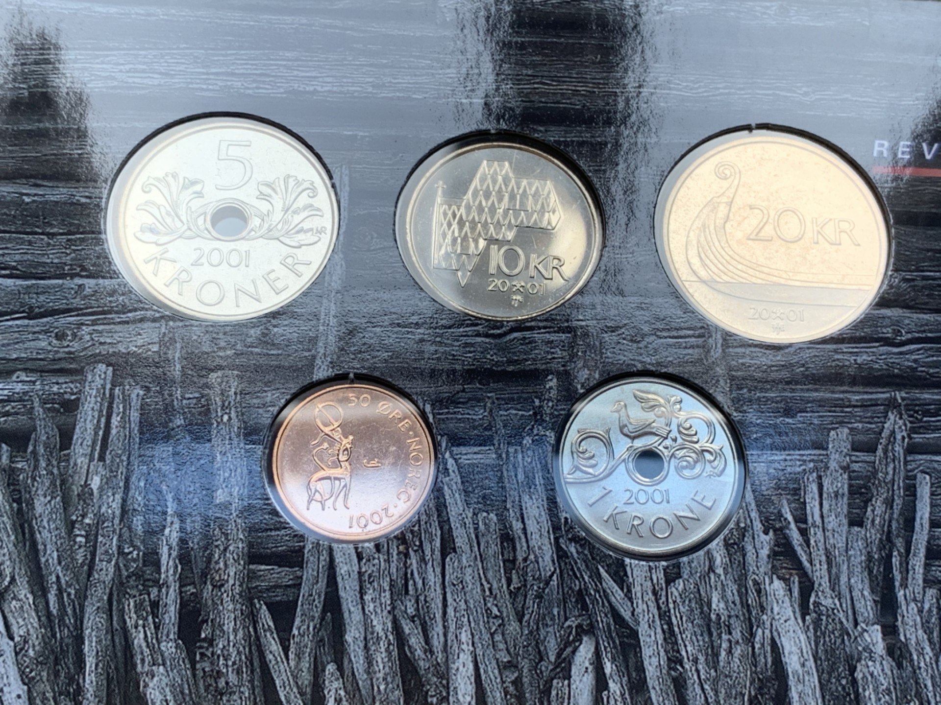 《竞宝斋》第74场-套币裸币专场 本周日，周一，周四.3场连拍（全场不限金额包邮） 卡装 挪威 2001年 哈拉尔五世国王 五枚套 不同面值 封装套币