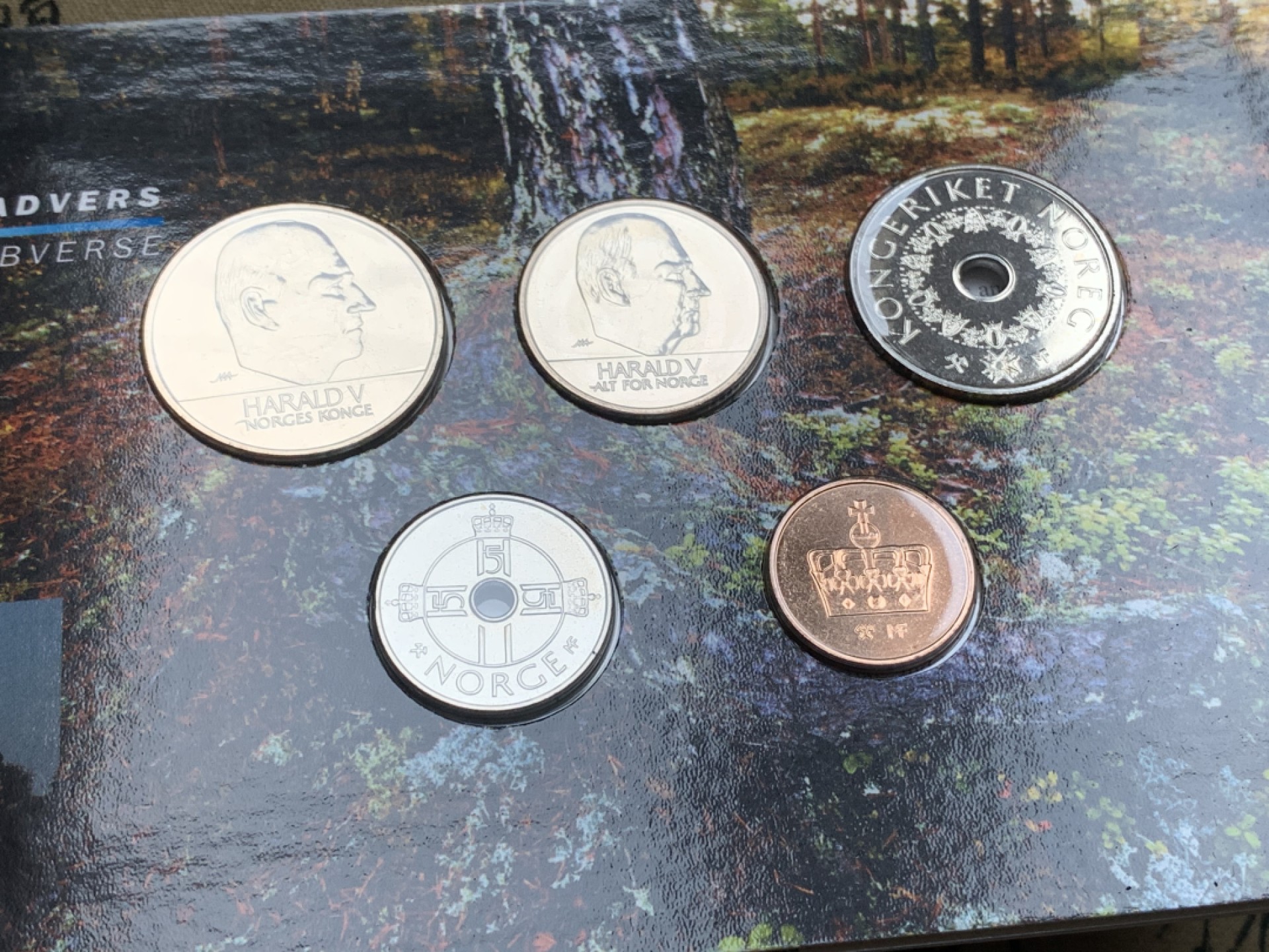 《竞宝斋》第74场-套币裸币专场 本周日，周一，周四.3场连拍（全场不限金额包邮） 卡装 挪威 2003年 哈拉尔五世国王 五枚套 不同面值 封装套币