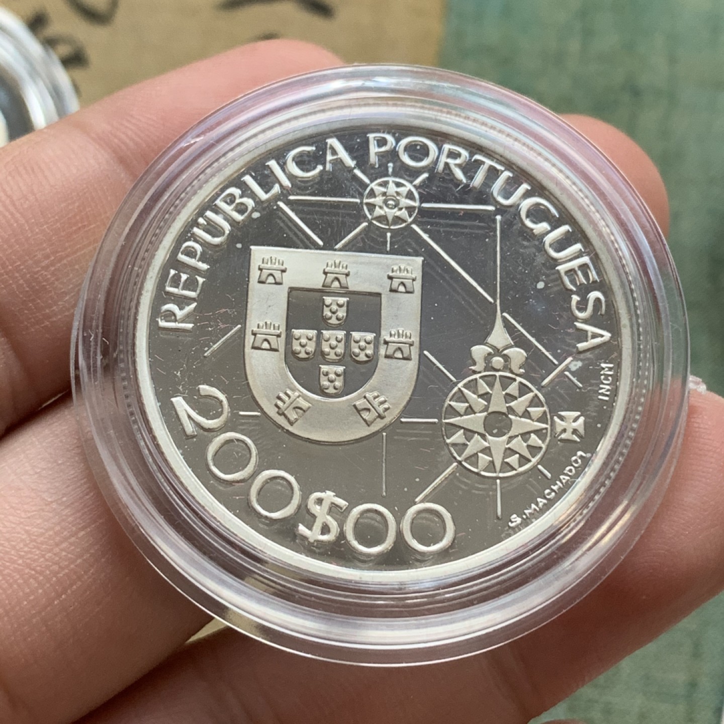 《竞宝斋》第74场-套币裸币专场 本周日，周一，周四.3场连拍（全场不限金额包邮） 原盒证书 葡萄牙1992年 发现新大陆帆船系列 200埃斯库多 精制大银币 单枚26.5克