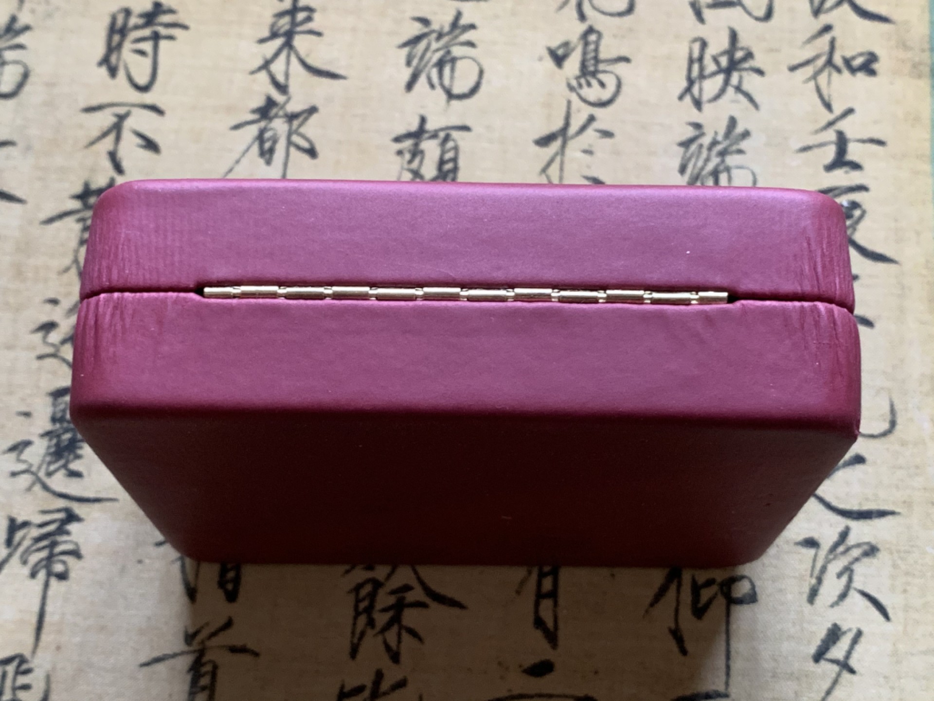 《竞宝斋》第74场-套币裸币专场 本周日，周一，周四.3场连拍（全场不限金额包邮） 原盒证书 加拿大2008年 奶牛三角精制银币 20克925银 加拿大唯一一款三角形银币