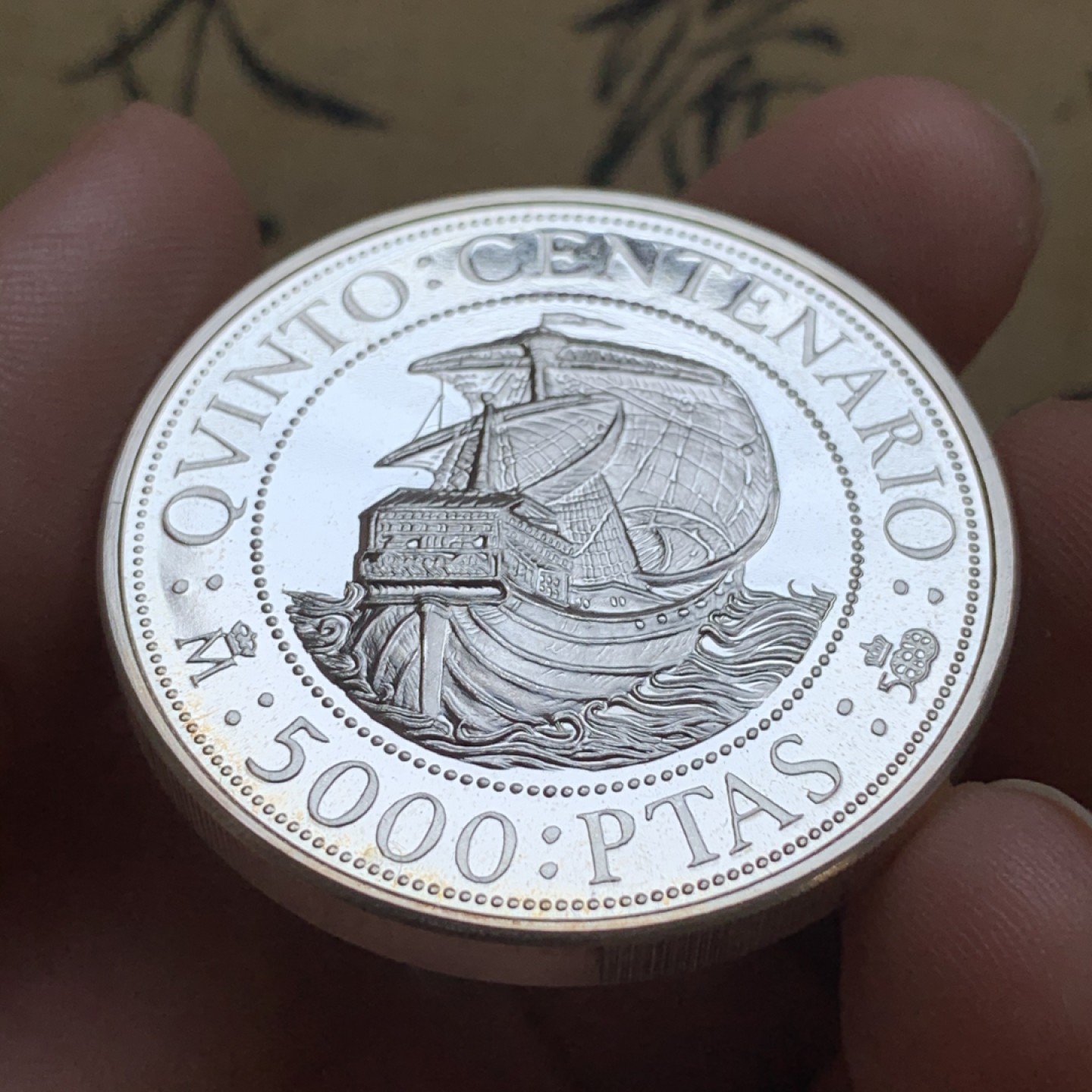 《竞宝斋》第74场-套币裸币专场 本周日，周一，周四.3场连拍（全场不限金额包邮） 获奖币 原盒证书 西班牙 1989年 五百周年纪念 5000比塞塔 大银币 54克