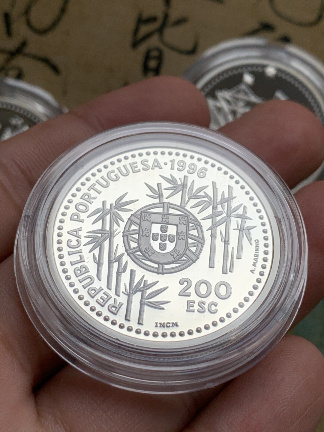 《竞宝斋》第74场-套币裸币专场 本周日，周一，周四.3场连拍（全场不限金额包邮） 原盒证书 葡萄牙1996年发现新大陆帆船系列 中国沿海岛屿 200埃斯库多精制大银币 单枚26.5克