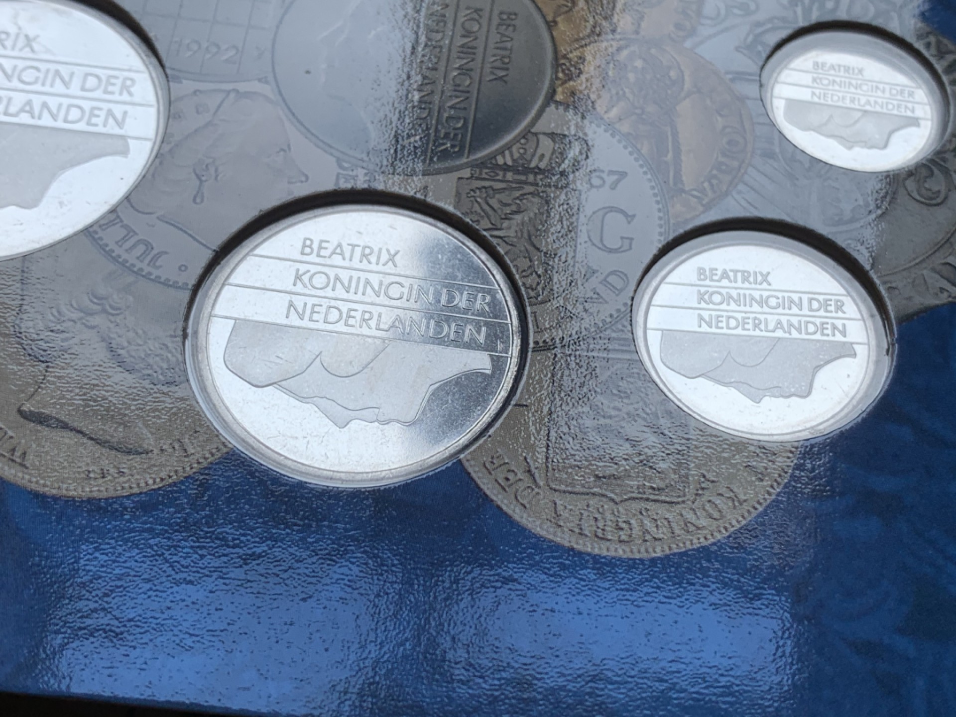 《竞宝斋》第74场-套币裸币专场 本周日，周一，周四.3场连拍（全场不限金额包邮） 卡装 荷兰 2001年 欧元前的最后荷兰盾套币 六枚套 套币