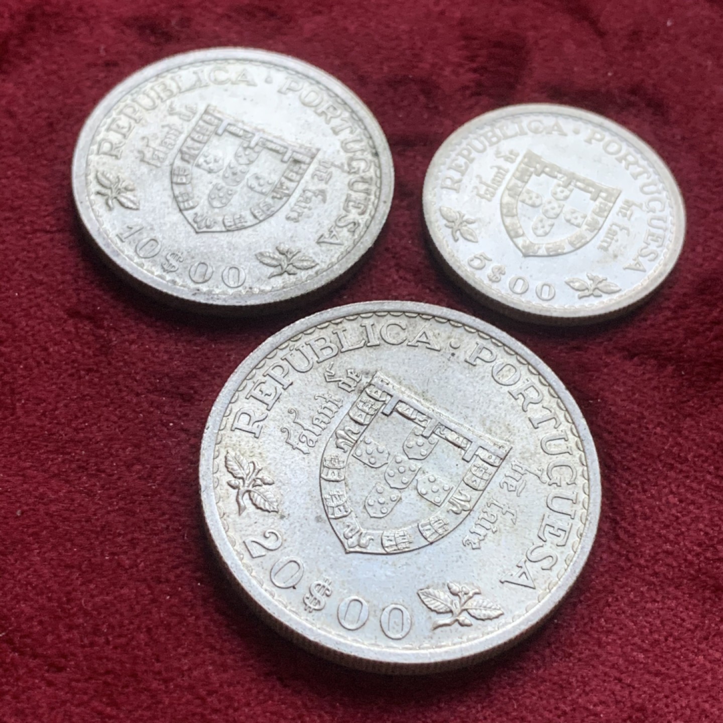 《竞宝斋》第74场-套币裸币专场 本周日，周一，周四.3场连拍（全场不限金额包邮） （3枚一套）UNC品 葡萄牙 1966年 纪念航海家 亨利王子逝世100周年 5，10，20面值 3枚总重40.5克