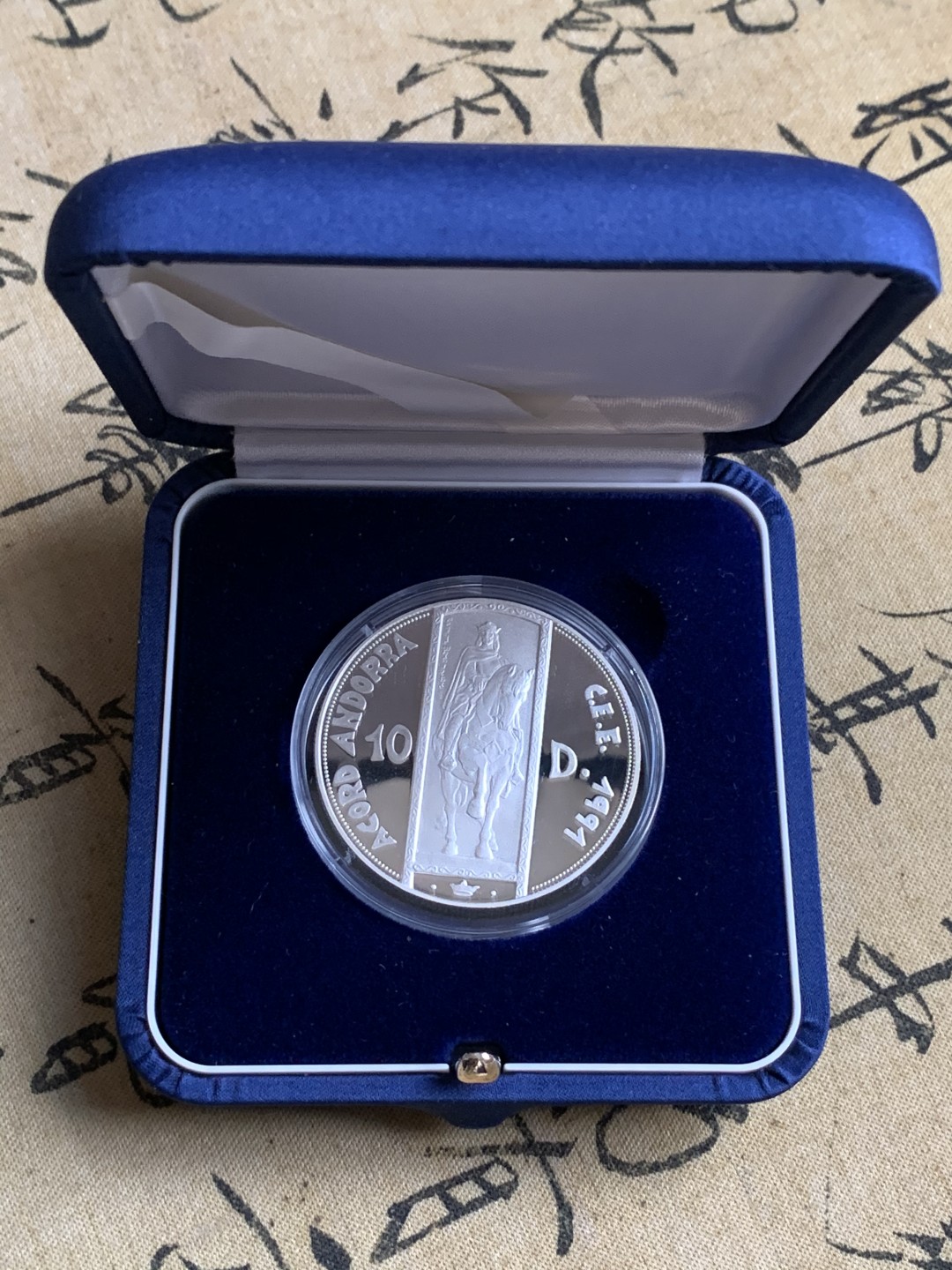 《竞宝斋》第74场-套币裸币专场 本周日，周一，周四.3场连拍（全场不限金额包邮） 原蓝盒证书安道尔1991年佩德罗三世像10第纳尔精制大银币31.47克