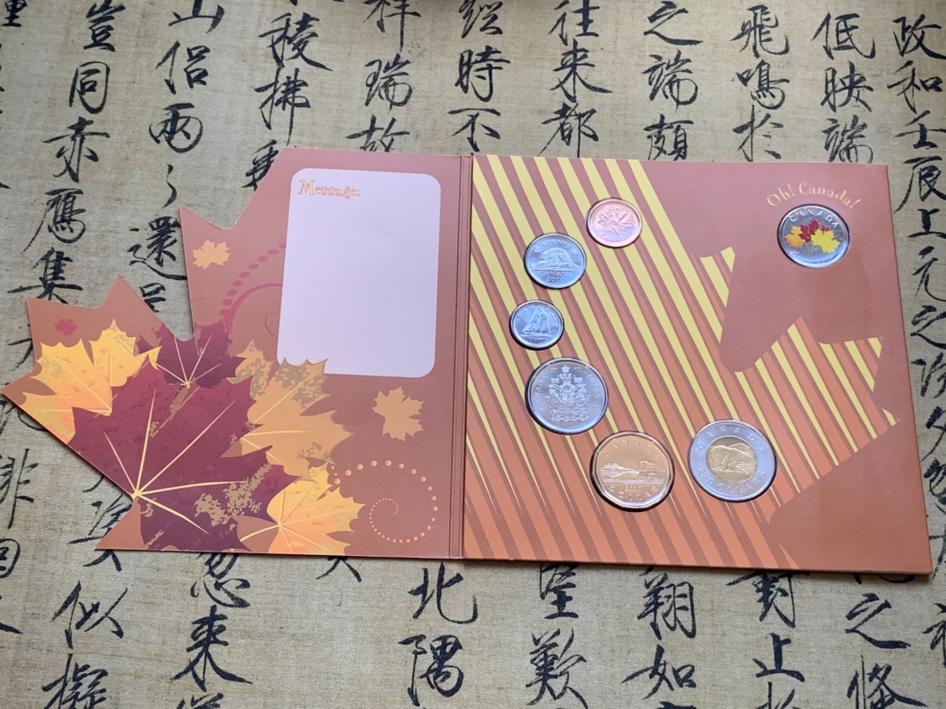 《竞宝斋》第74场-套币裸币专场 本周日，周一，周四.3场连拍（全场不限金额包邮） 3套 礼品装 加拿大 2010年 七枚装套币 其中一枚彩色枫叶 原装塑料套子 完美状态