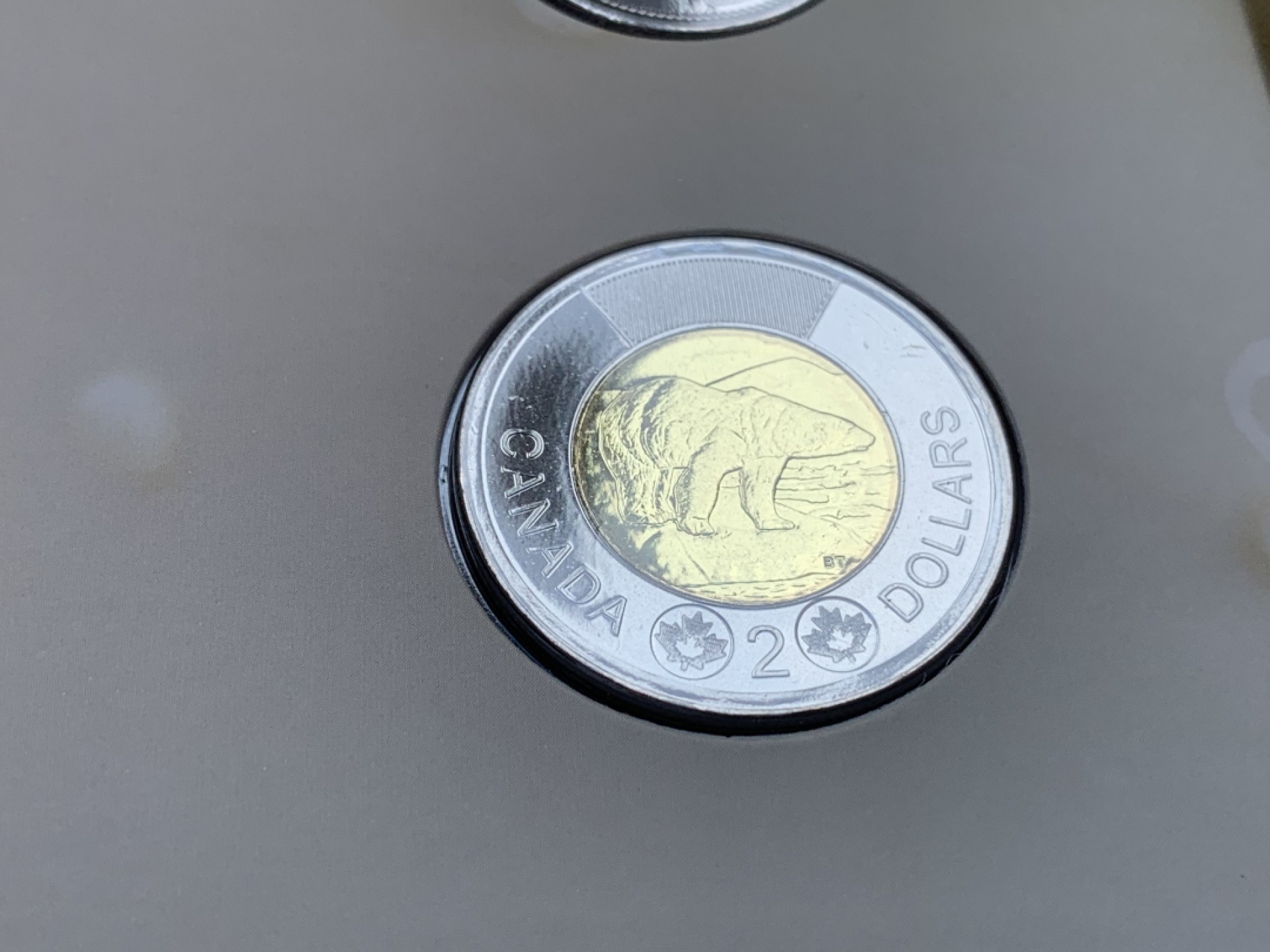 《竞宝斋》第74场-套币裸币专场 本周日，周一，周四.3场连拍（全场不限金额包邮） 2套 卡装 加拿大 2014年 五枚装套币 最大面值2元 原装塑料套子 完美状态