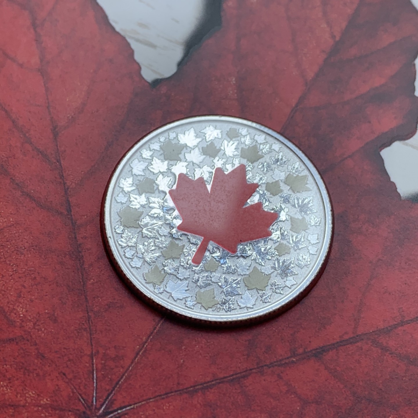 《竞宝斋》第74场-套币裸币专场 本周日，周一，周四.3场连拍（全场不限金额包邮） 礼品装 加拿大2018年 5元 大红枫叶彩色银币 8克 纯银