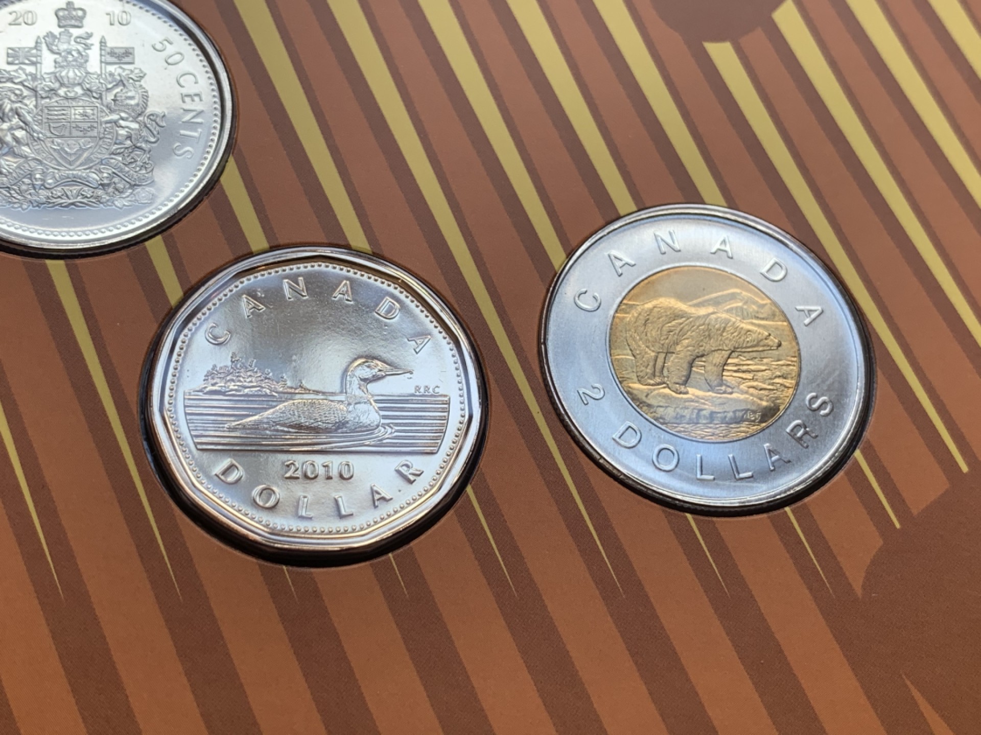 《竞宝斋》第74场-套币裸币专场 本周日，周一，周四.3场连拍（全场不限金额包邮） 3套 礼品装 加拿大 2010年 七枚装套币 其中一枚彩色枫叶 原装塑料套子 完美状态