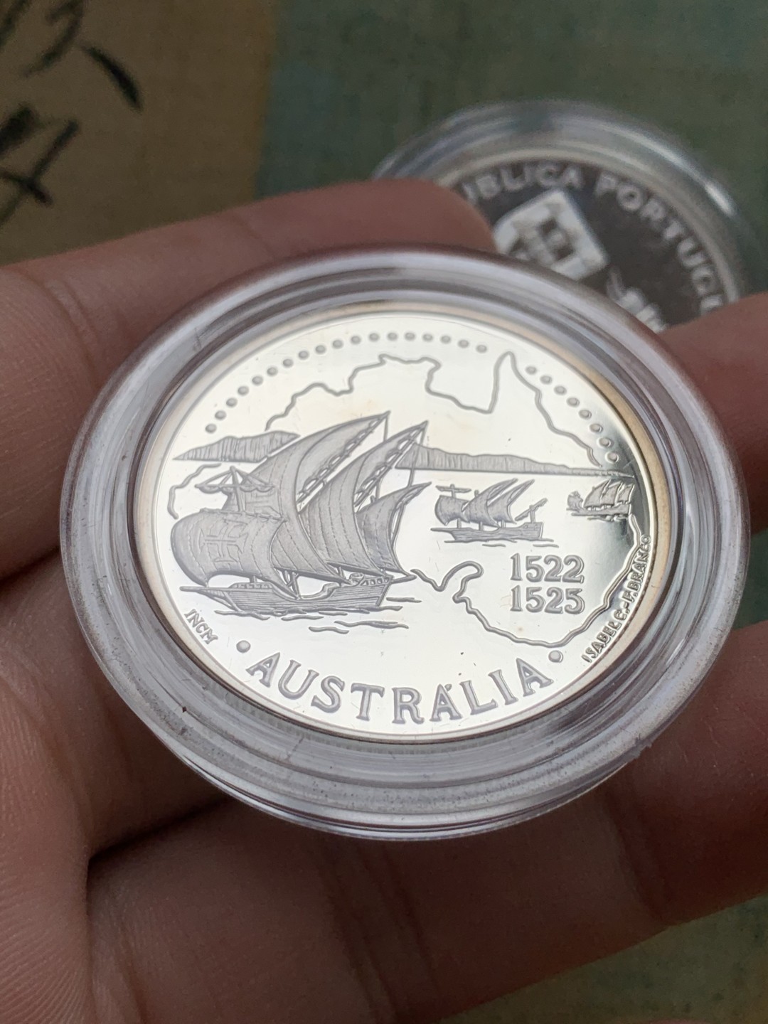 《竞宝斋》第74场-套币裸币专场 本周日，周一，周四.3场连拍（全场不限金额包邮） 原盒证书 葡萄牙1995年发现新大陆帆船系列200埃斯库多精制大银币 单枚26.5克