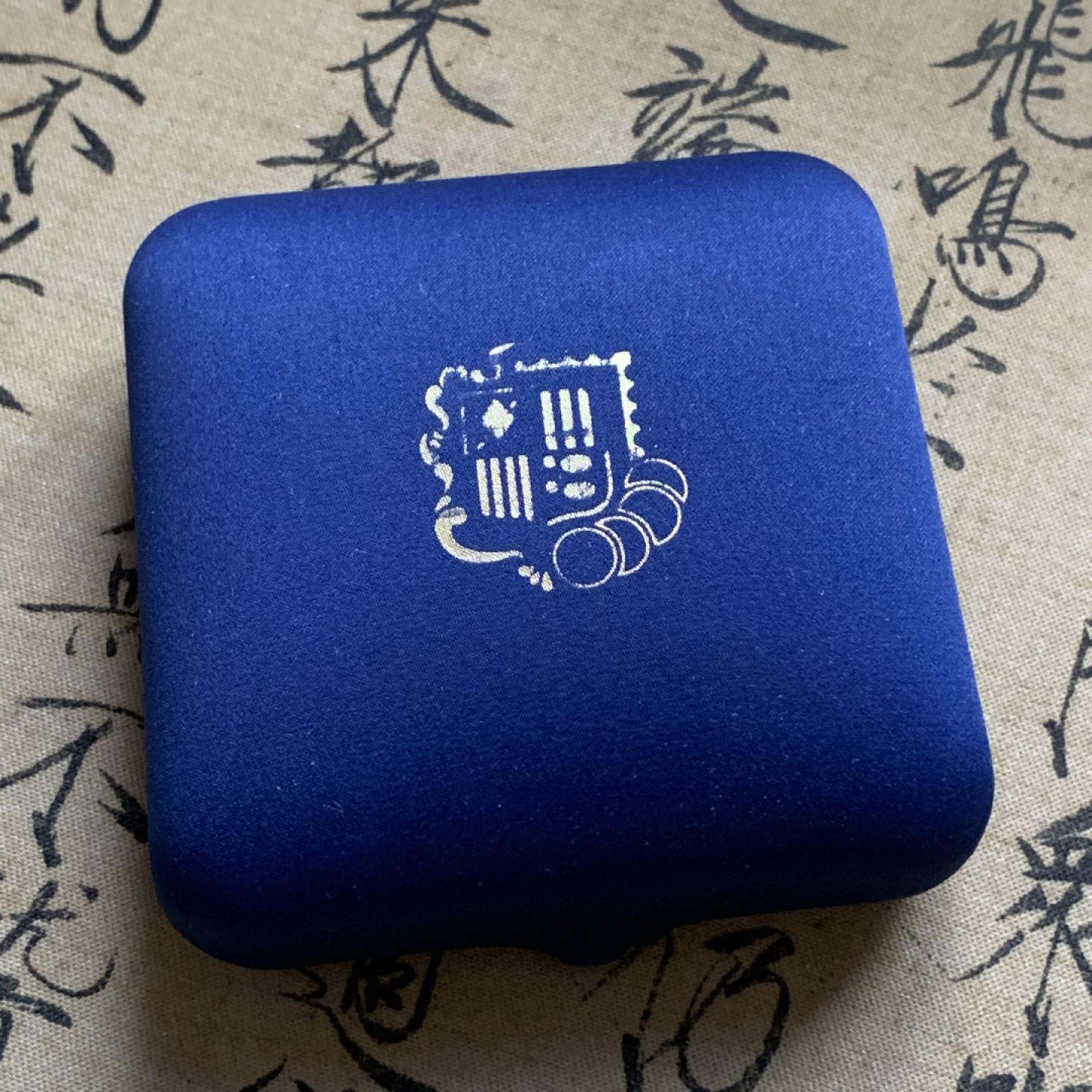 《竞宝斋》第74场-套币裸币专场 本周日，周一，周四.3场连拍（全场不限金额包邮） 原蓝盒证书安道尔1991年佩德罗三世像10第纳尔精制大银币31.47克