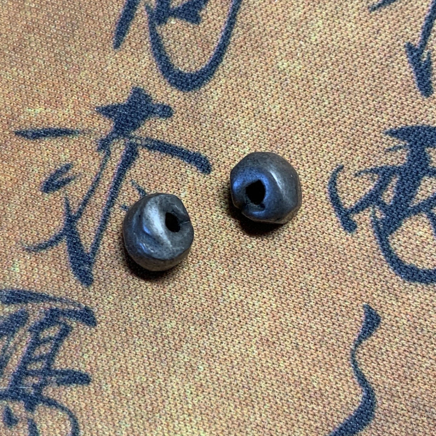 《竞宝斋》第74场-套币裸币专场 本周日，周一，周四.3场连拍（全场不限金额包邮） 2枚一组 泰国 暹罗时期 屁股银 2枚 单枚重量1.42克   少见品种