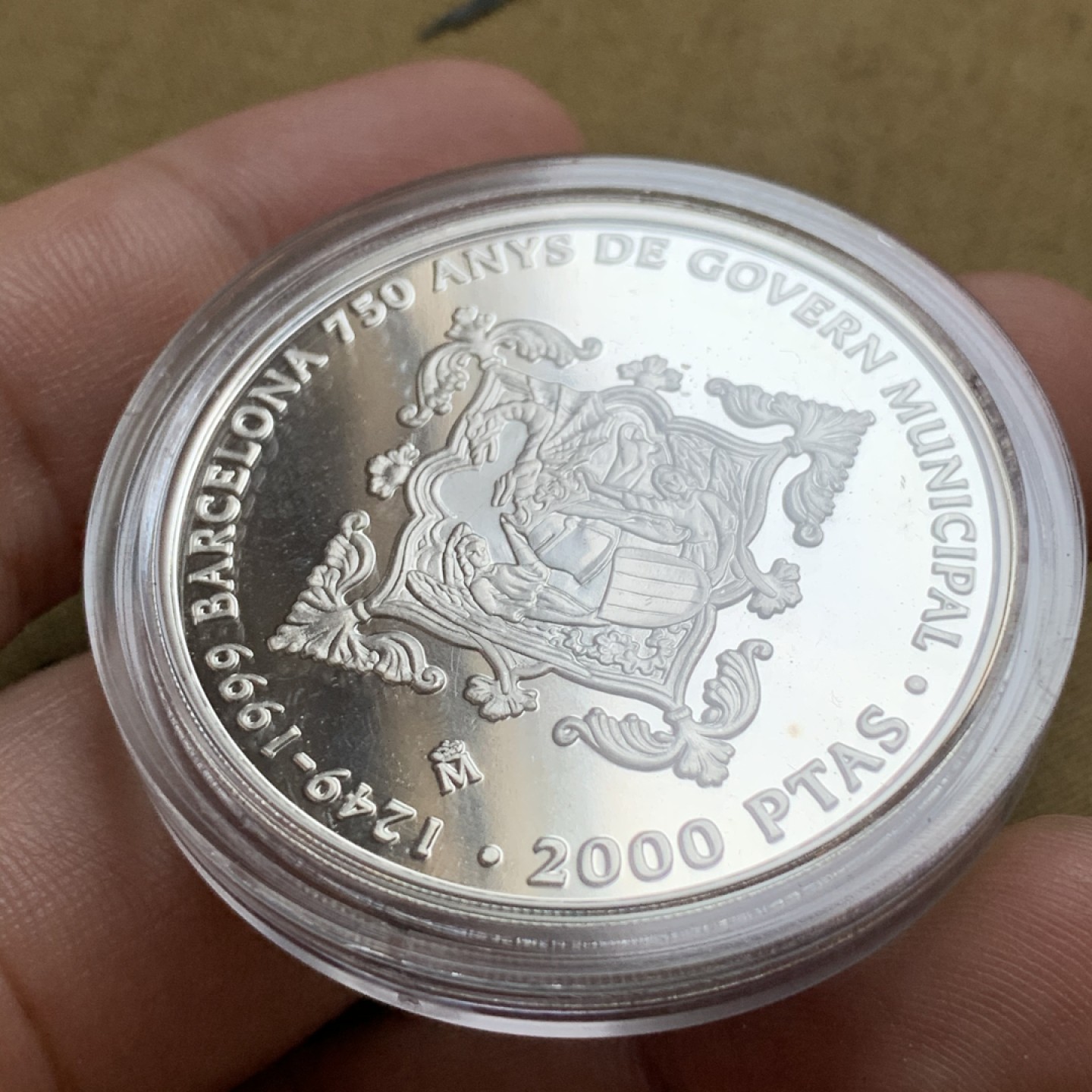 《竞宝斋》第74场-套币裸币专场 本周日，周一，周四.3场连拍（全场不限金额包邮） 原盒证书 西班牙1999年巴塞罗那市政府成立 750 周年 2000比塞塔精制大银币