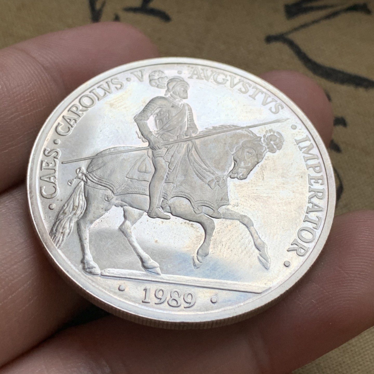 《竞宝斋》第74场-套币裸币专场 本周日，周一，周四.3场连拍（全场不限金额包邮） 原盒证书 西班牙 1989年 骑士 1989年 5ECU 大银币 33.62克