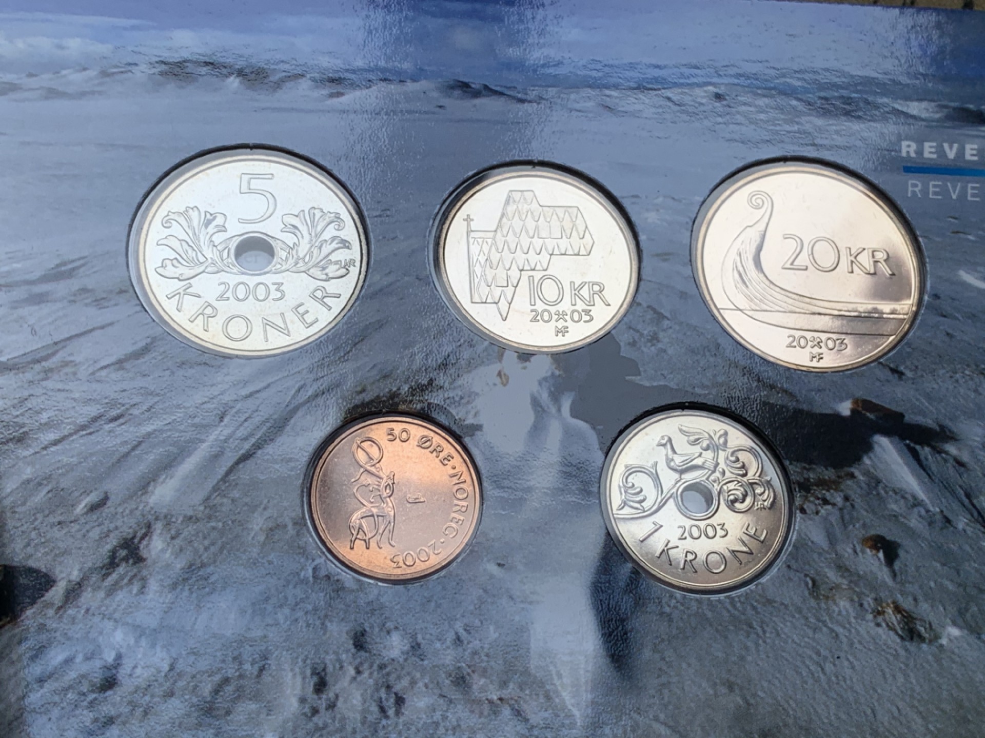 《竞宝斋》第74场-套币裸币专场 本周日，周一，周四.3场连拍（全场不限金额包邮） 卡装 挪威 2003年 哈拉尔五世国王 五枚套 不同面值 封装套币