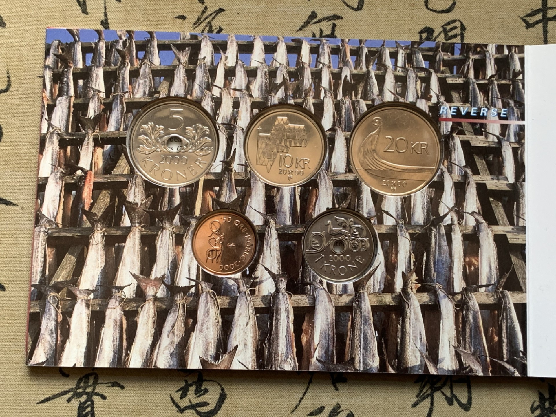 《竞宝斋》第74场-套币裸币专场 本周日，周一，周四.3场连拍（全场不限金额包邮） 卡装 挪威 2000年 哈拉尔五世国王 五枚套 不同面值 封装套币