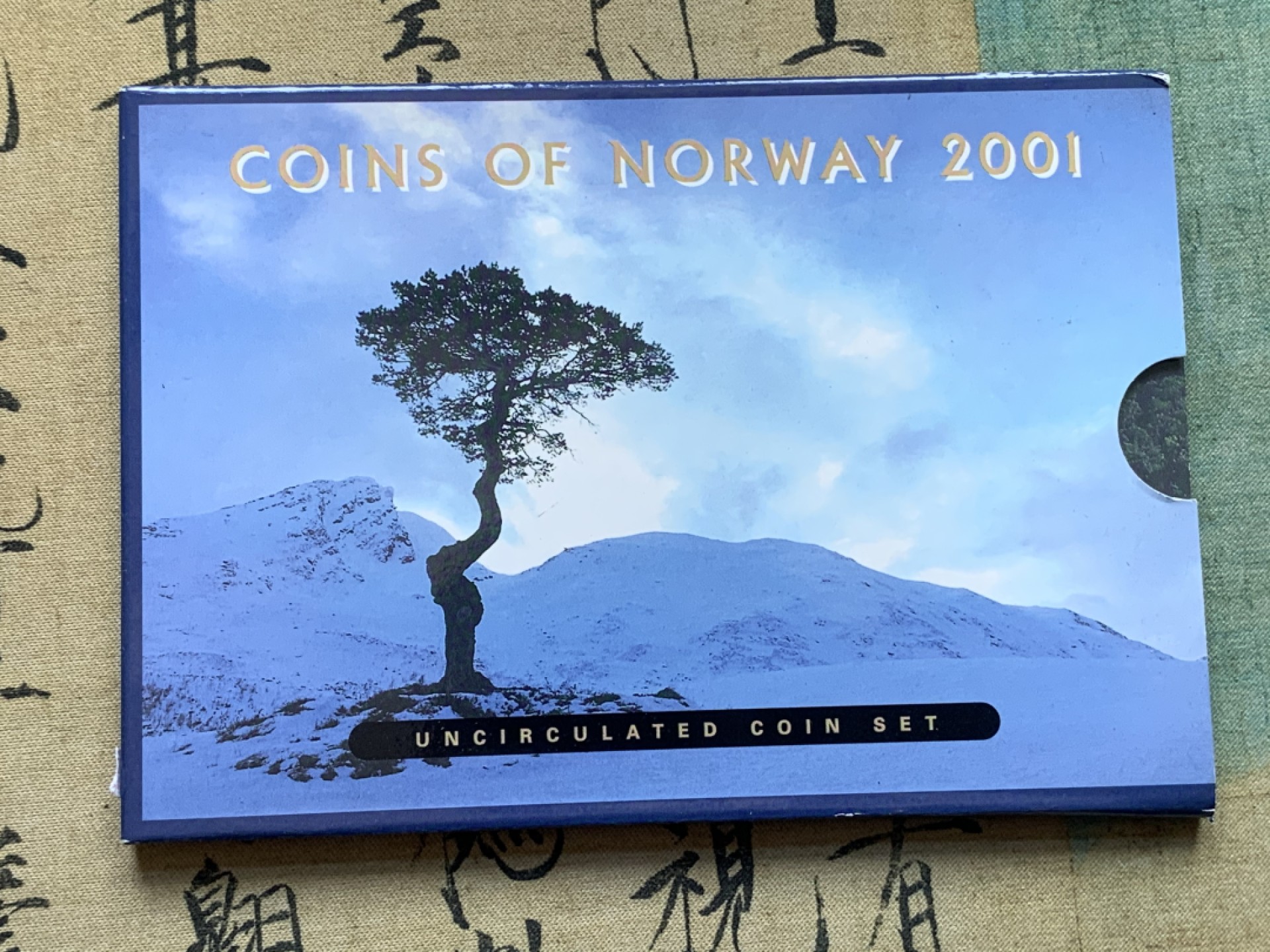 《竞宝斋》第74场-套币裸币专场 本周日，周一，周四.3场连拍（全场不限金额包邮） 卡装 挪威 2001年 哈拉尔五世国王 五枚套 不同面值 封装套币