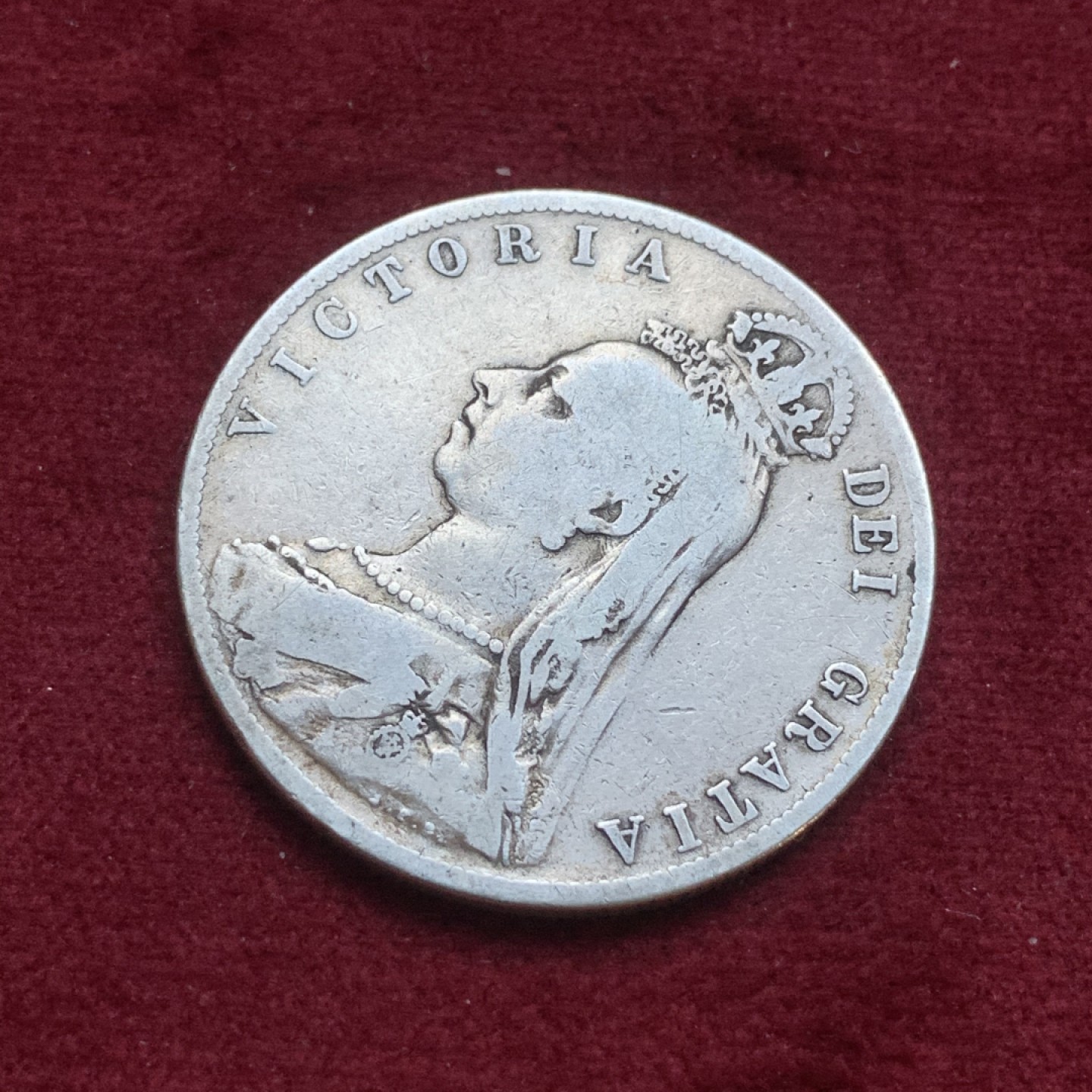 《竞宝斋》第74场-套币裸币专场 本周日，周一，周四.3场连拍（全场不限金额包邮） 英国 1889年 维多利亚女王 高冠版 半克朗 银币  925银 13.7克