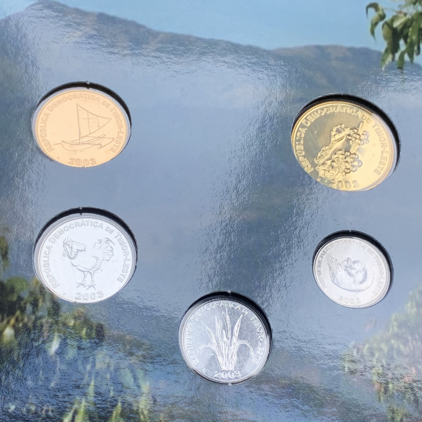 《竞宝斋》第74场-套币裸币专场 本周日，周一，周四.3场连拍（全场不限金额包邮） 卡装 东帝汶2003年 五枚套 封装套币