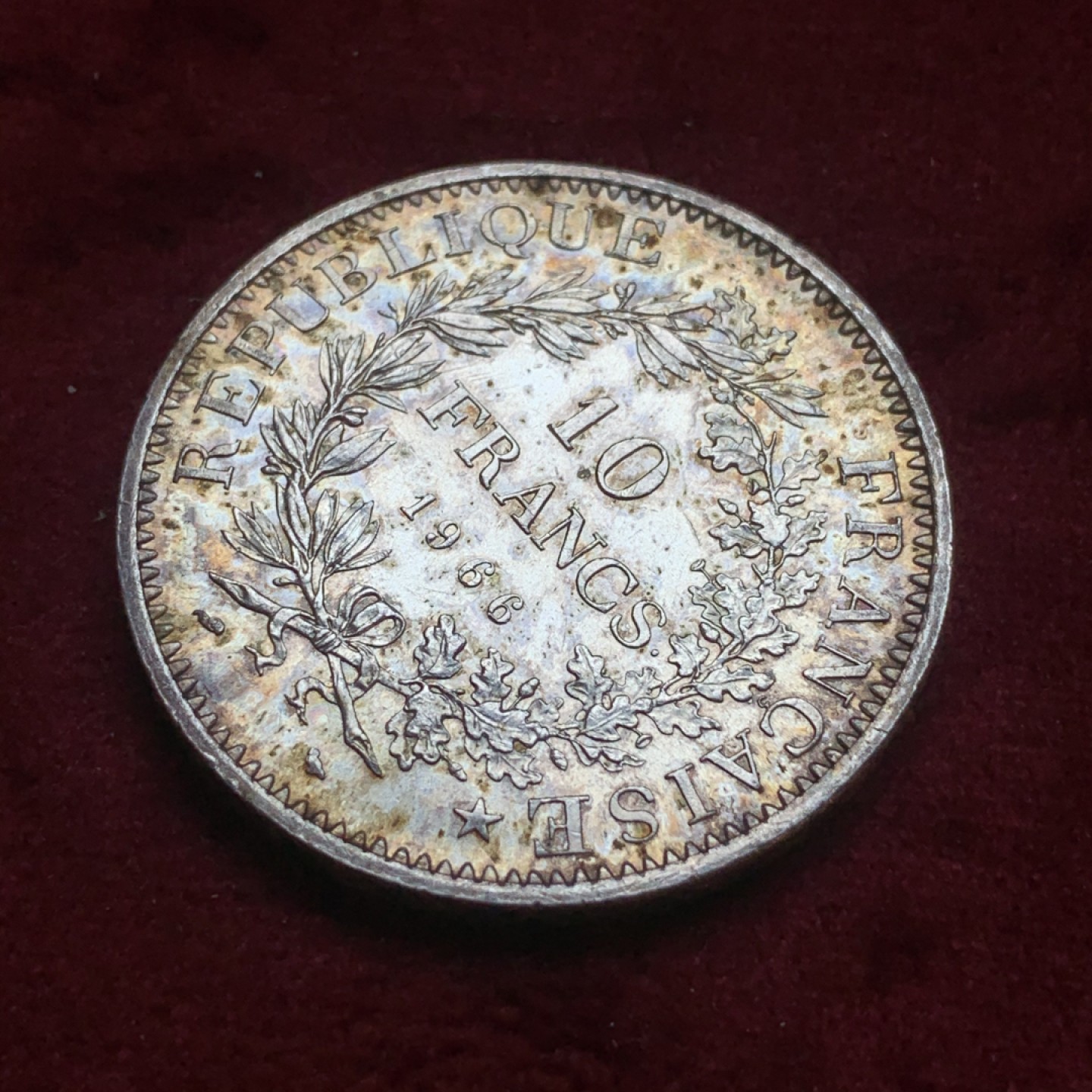 《竞宝斋》第74场-套币裸币专场 本周日，周一，周四.3场连拍（全场不限金额包邮） 法国 1966年 大力神 10法郎 银币  五彩包浆 不错