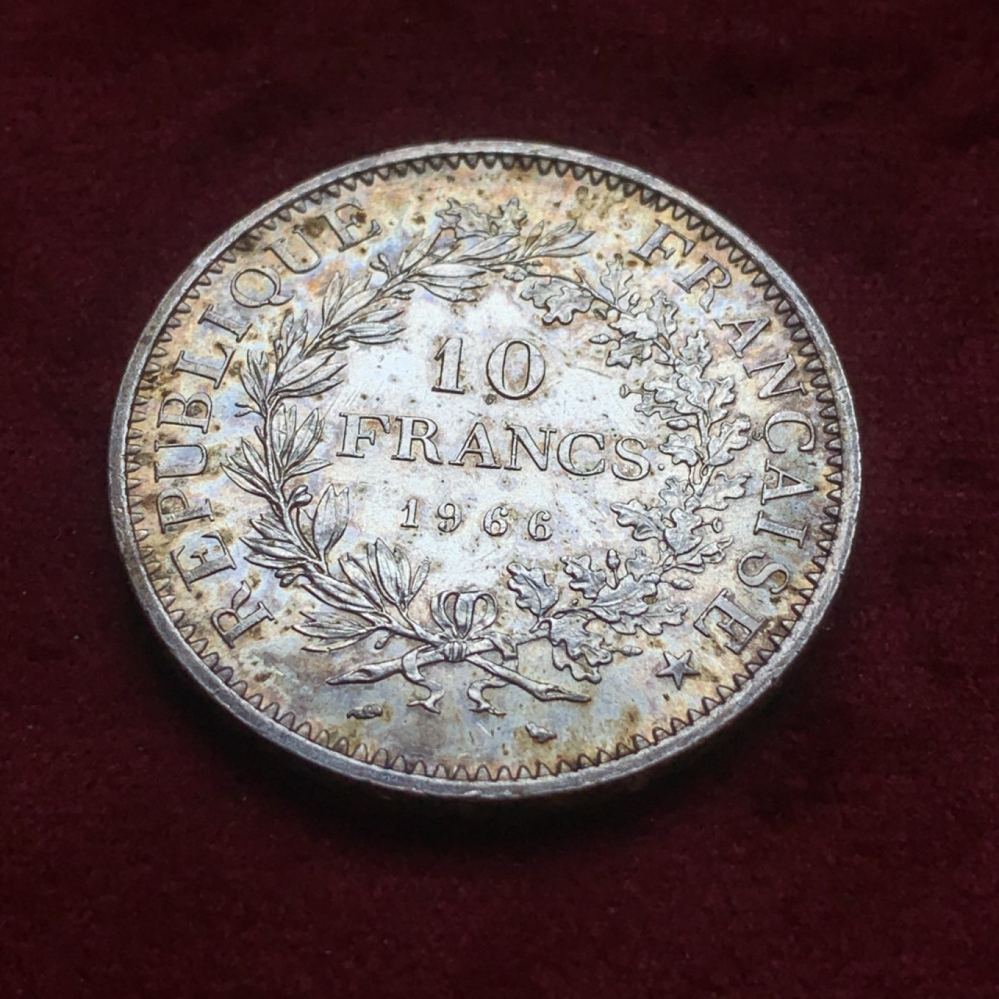 《竞宝斋》第74场-套币裸币专场 本周日，周一，周四.3场连拍（全场不限金额包邮） 法国 1966年 大力神 10法郎 银币  五彩包浆 不错