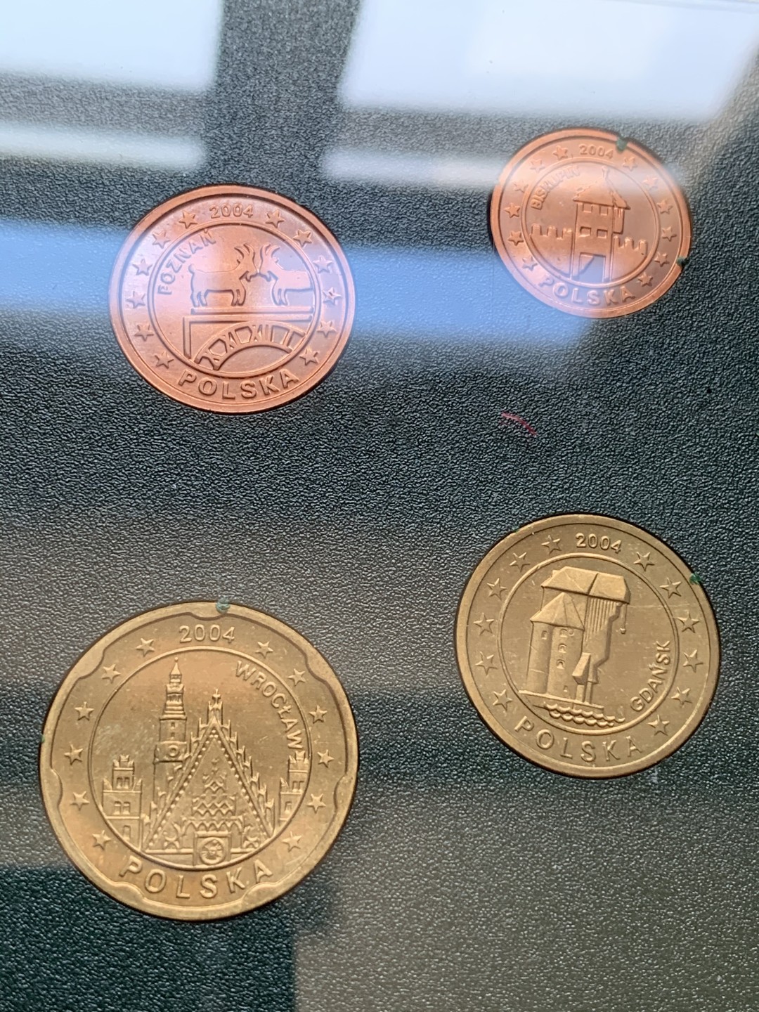 《竞宝斋》第74场-套币裸币专场 本周日，周一，周四.3场连拍（全场不限金额包邮） 卡装 波兰2004年 八枚套1分到2欧元 ESSAI厂试铸欧元套币