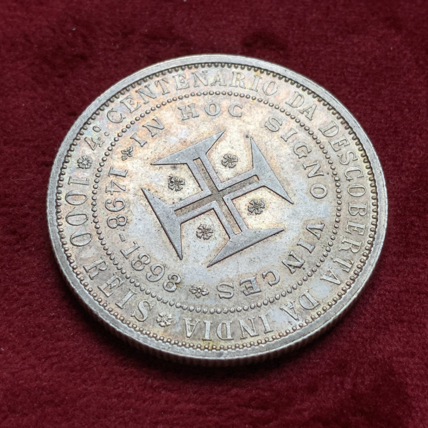 《竞宝斋》第74场-套币裸币专场 本周日，周一，周四.3场连拍（全场不限金额包邮） 葡萄牙1898年发现印度五百周年纪念1000瑞斯大银币 五彩带光好品