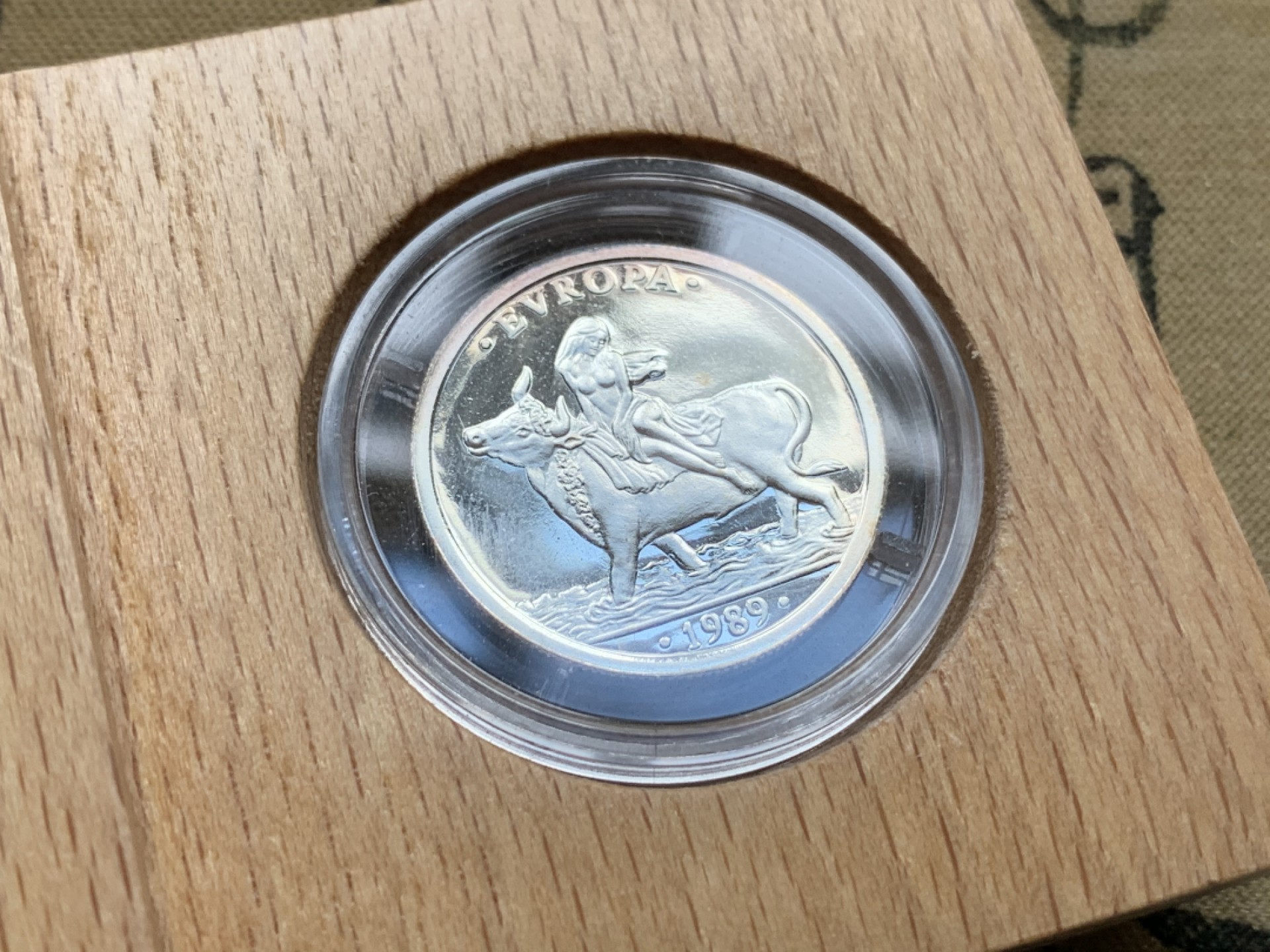 《竞宝斋》第74场-套币裸币专场 本周日，周一，周四.3场连拍（全场不限金额包邮） 原盒证书 西班牙 1989年骑牛 1ECU 精制银币