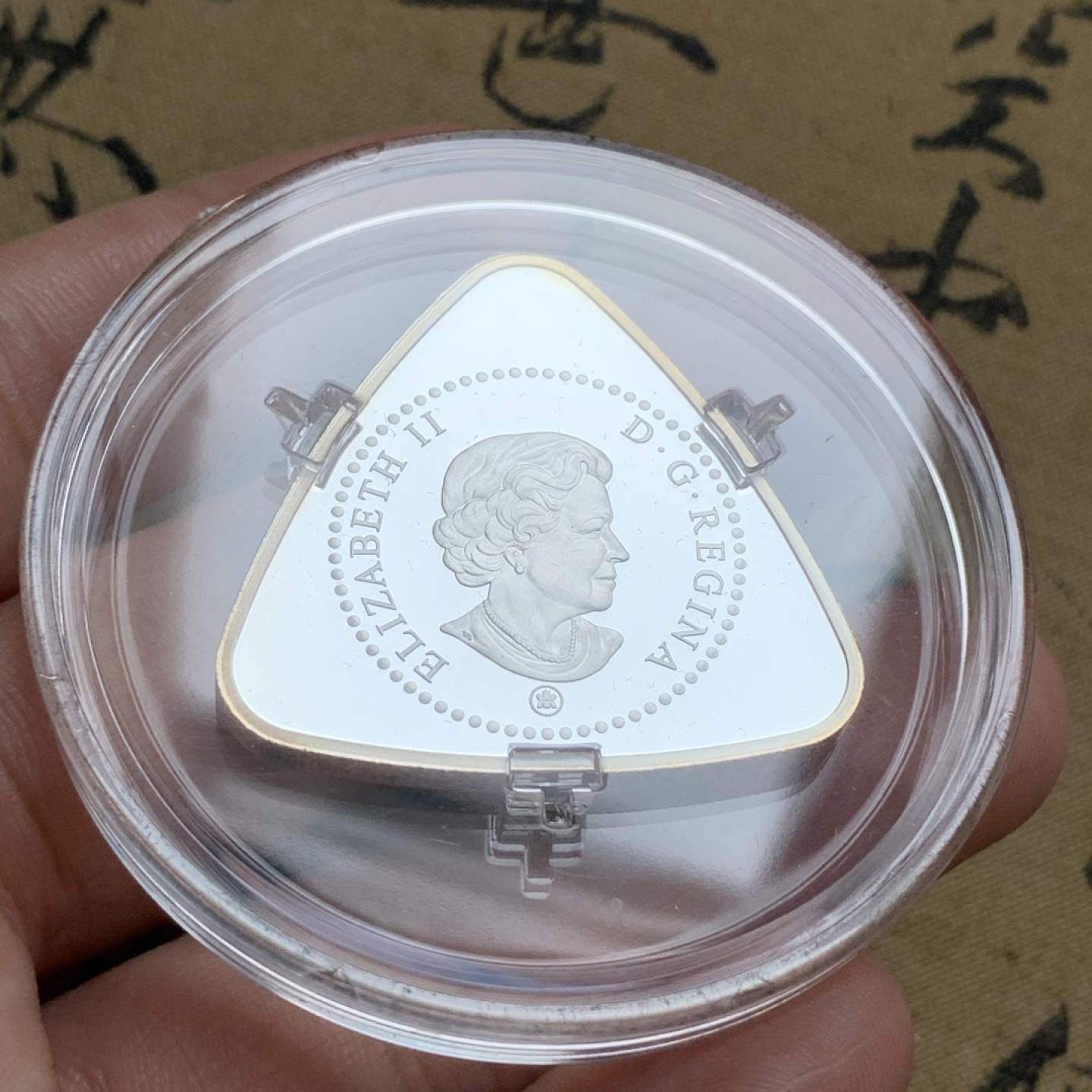 《竞宝斋》第74场-套币裸币专场 本周日，周一，周四.3场连拍（全场不限金额包邮） 原盒证书 加拿大2008年 奶牛三角精制银币 20克925银 加拿大唯一一款三角形银币